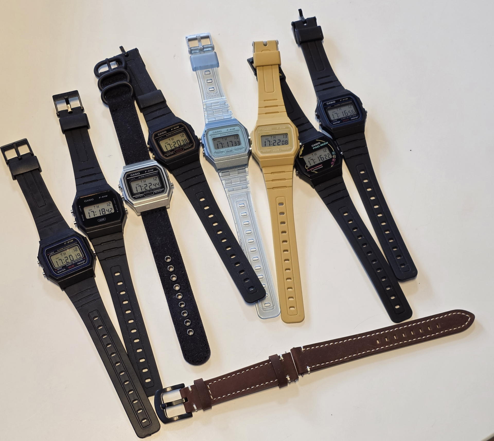 F-91Wのバリエーションと今回用意した500円の本革ベルト。安価ながらも質感は悪くない