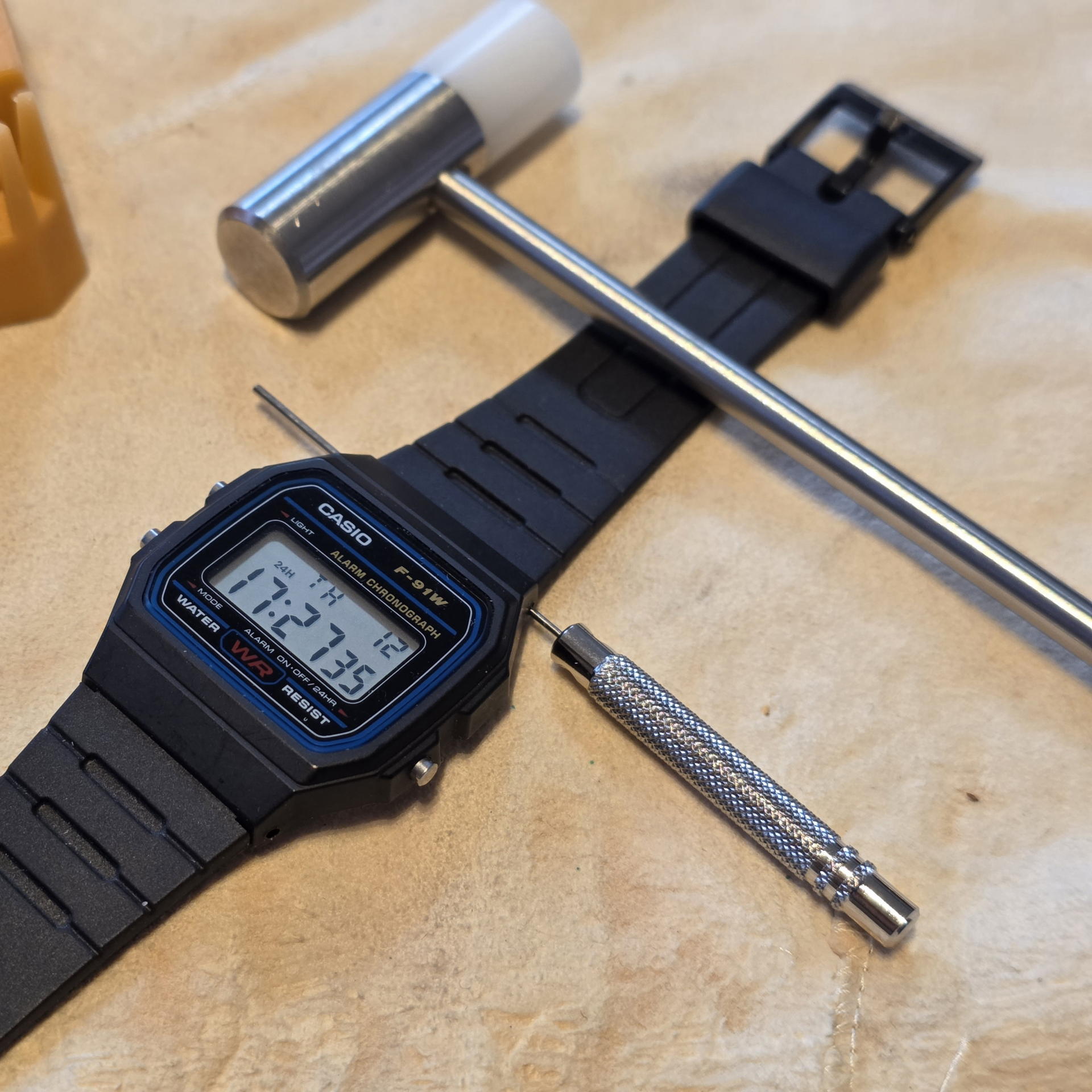 標準装備の樹脂ベルトを取り外す。工具があれば数分とかからない作業だ