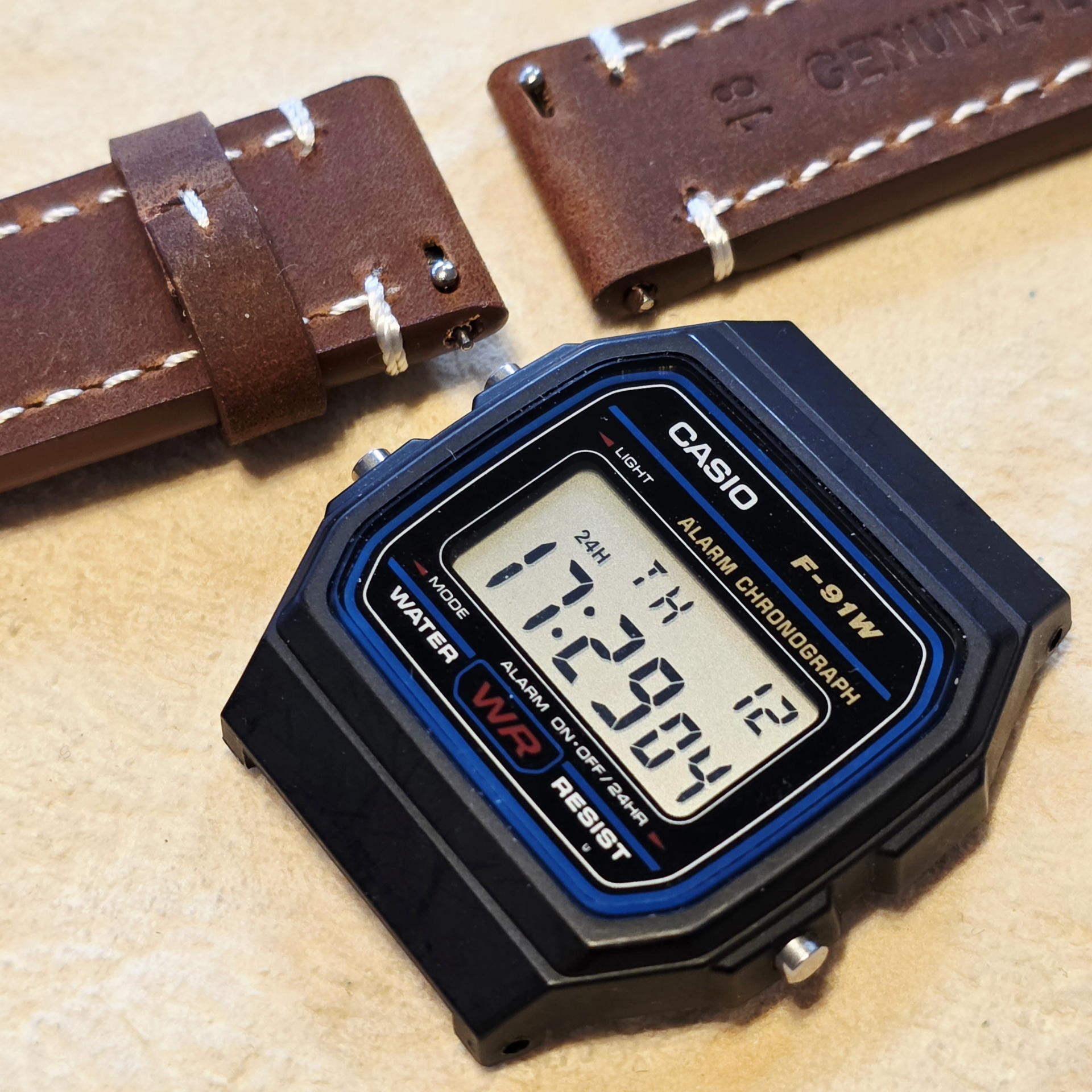 指先ひとつで固定できるイージーレバー。この価格帯のベルトにも普及しているのは驚きだ