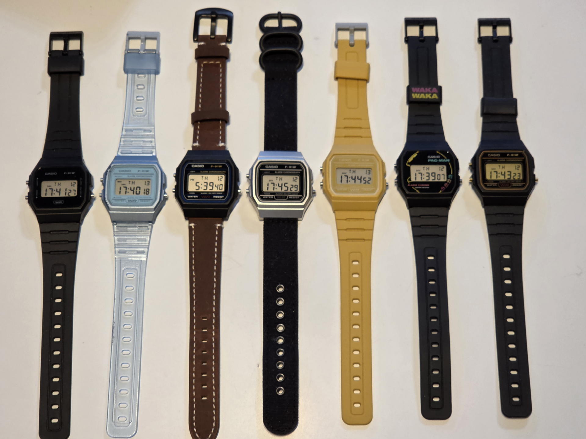 本革仕様は純正樹脂ベルトと比較すると、落ち着いた「大人」の顔立ちになる