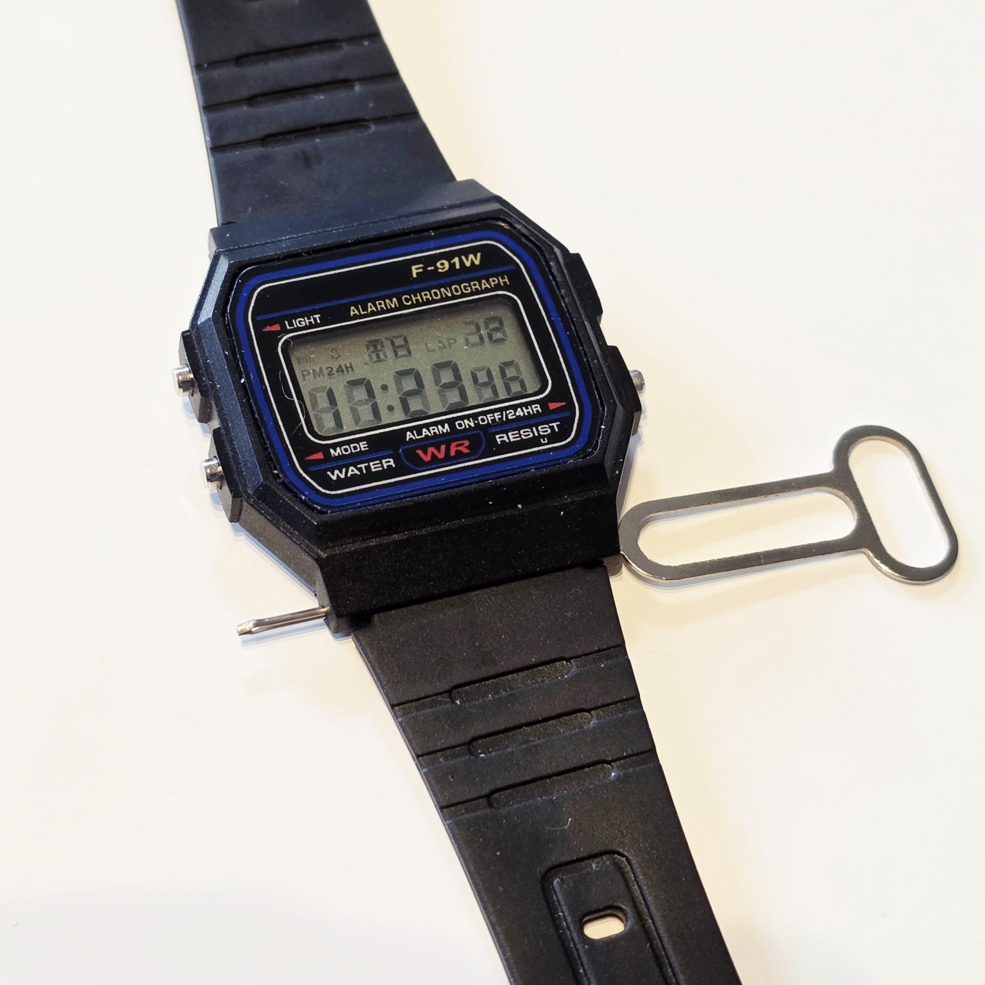 SIMピンで簡単に外れるバネ棒。純正では考えられない「緩さ」もまた愛嬌か