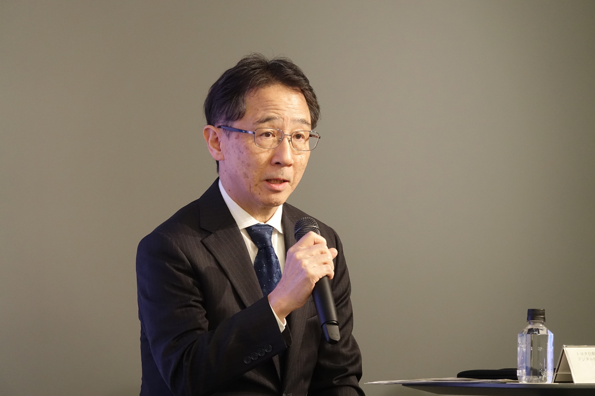 トヨタ自動車 デジタル情報通信本部長の山本圭司氏（左）とNTTデータ 代表取締役社長の鈴木正範氏（右）