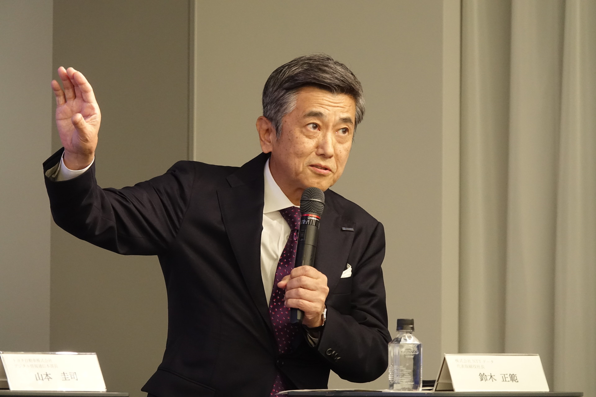 トヨタ自動車 デジタル情報通信本部長の山本圭司氏（左）とNTTデータ 代表取締役社長の鈴木正範氏（右）