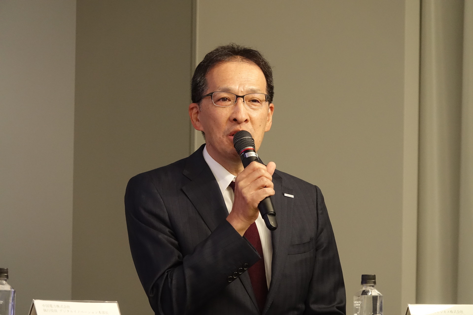 中国電力 執行役員 デジタルイノベーション本部長の鎌倉仁士氏（左）とNTTドコモビジネス 代表取締役社長 社長執行役員CEOの小島克重氏（右）