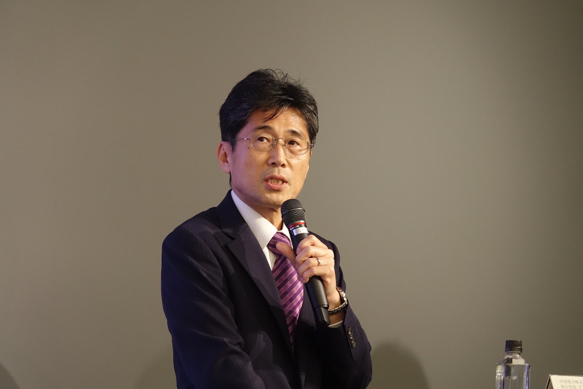 中国電力 執行役員 デジタルイノベーション本部長の鎌倉仁士氏（左）とNTTドコモビジネス 代表取締役社長 社長執行役員CEOの小島克重氏（右）