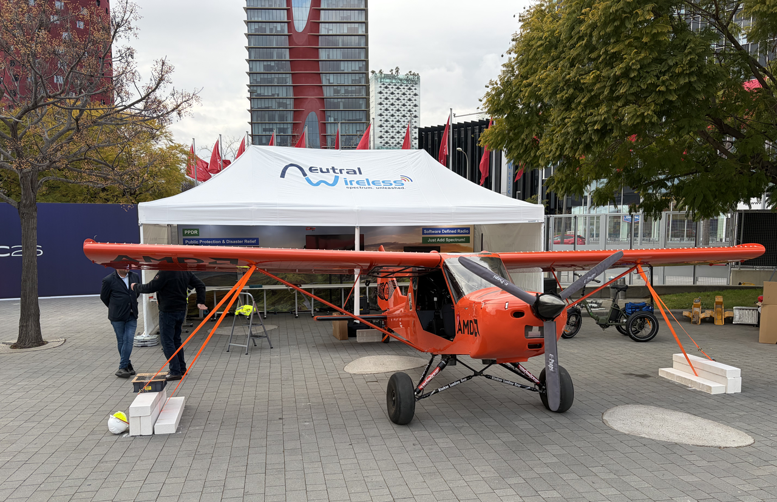 MWCのAirport of the futureゾーンでの5G基地局搭載飛行機展示（提供：Neutral Wireless）