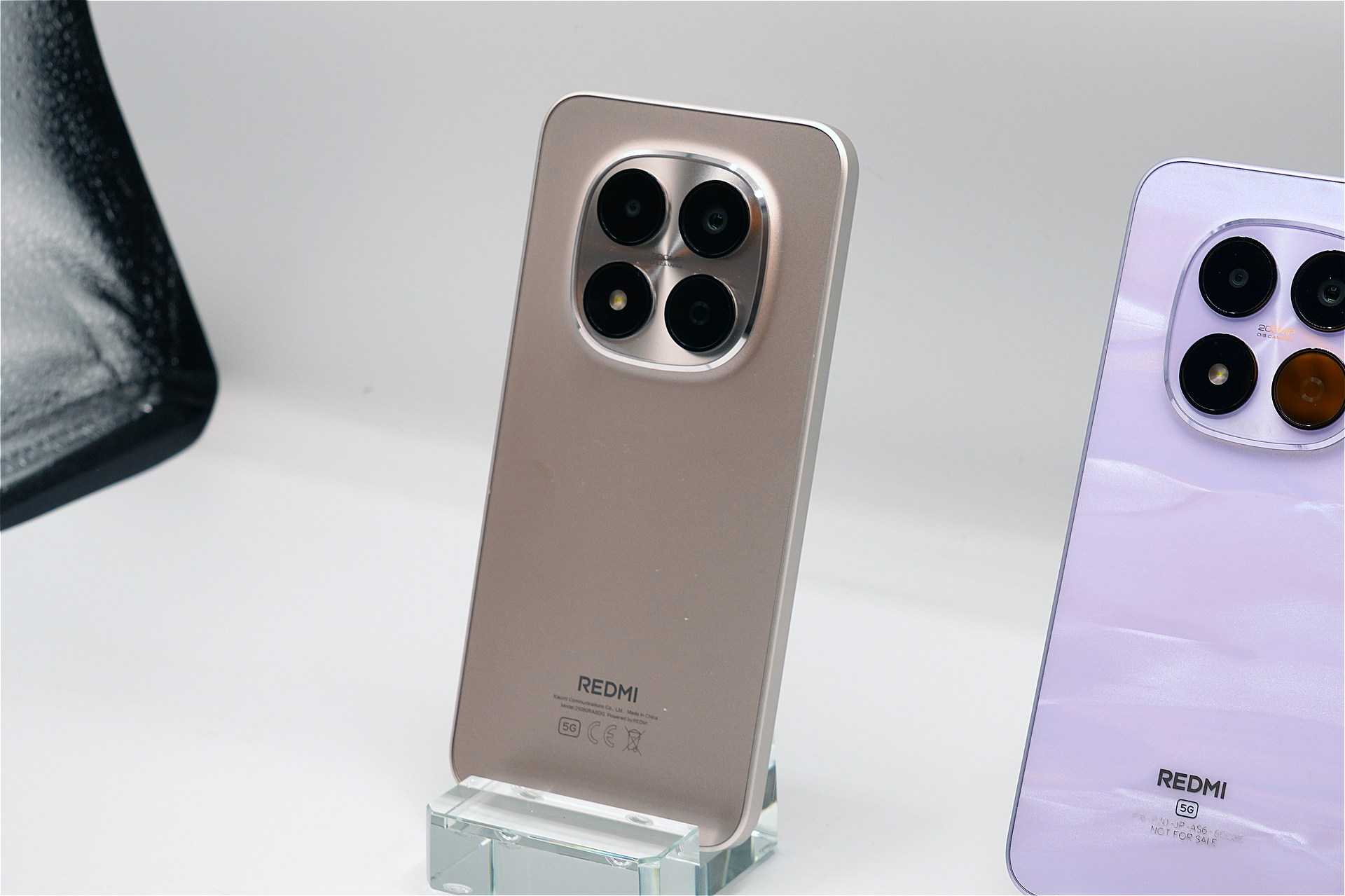 ソフトバンクはREDMI Note 15 Pro 5G（写真左）を5万円台で販売している