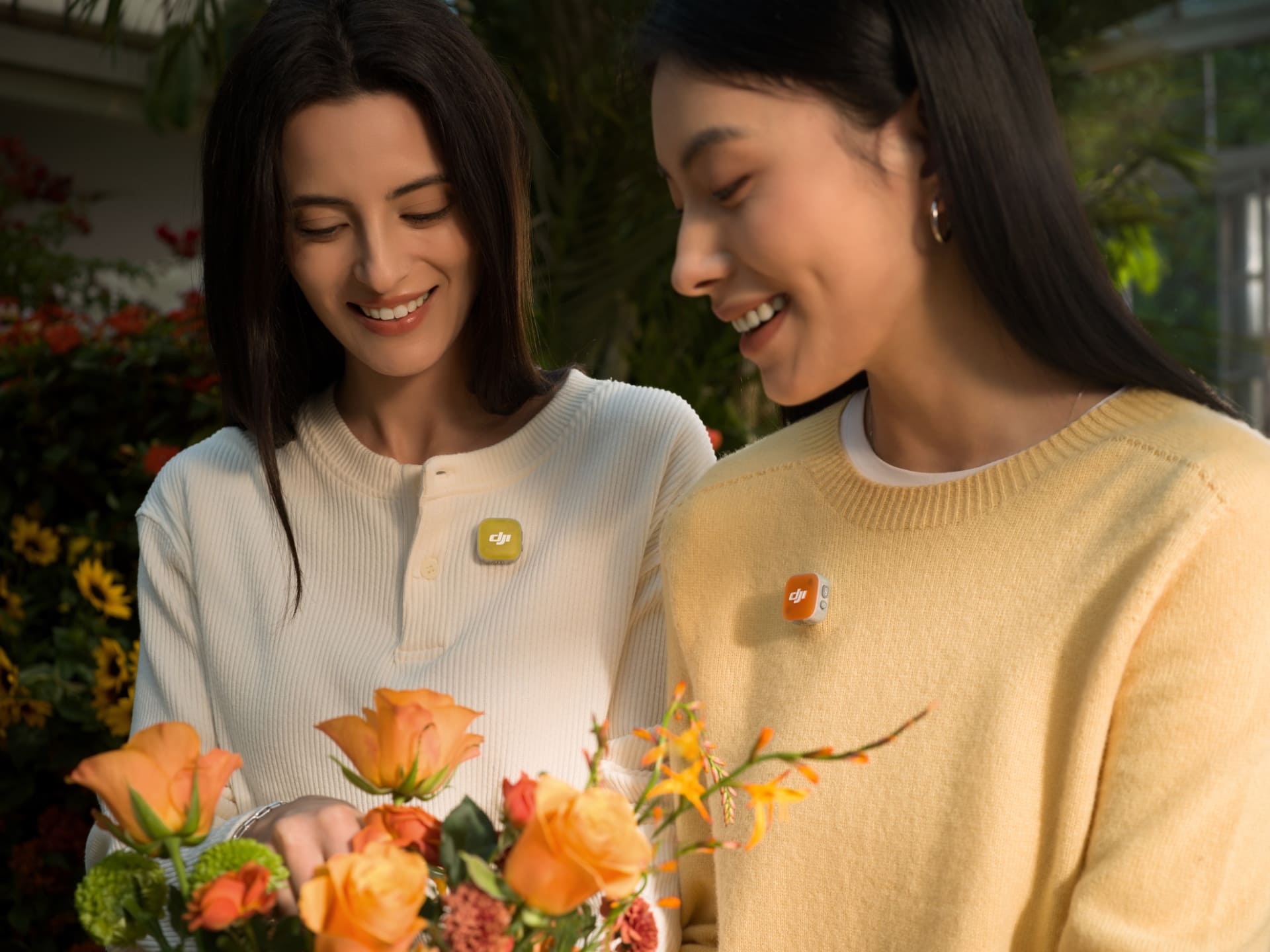 フロントカバーは交換できるマグネット式を採用、さまざまな色のカバーに交換できる