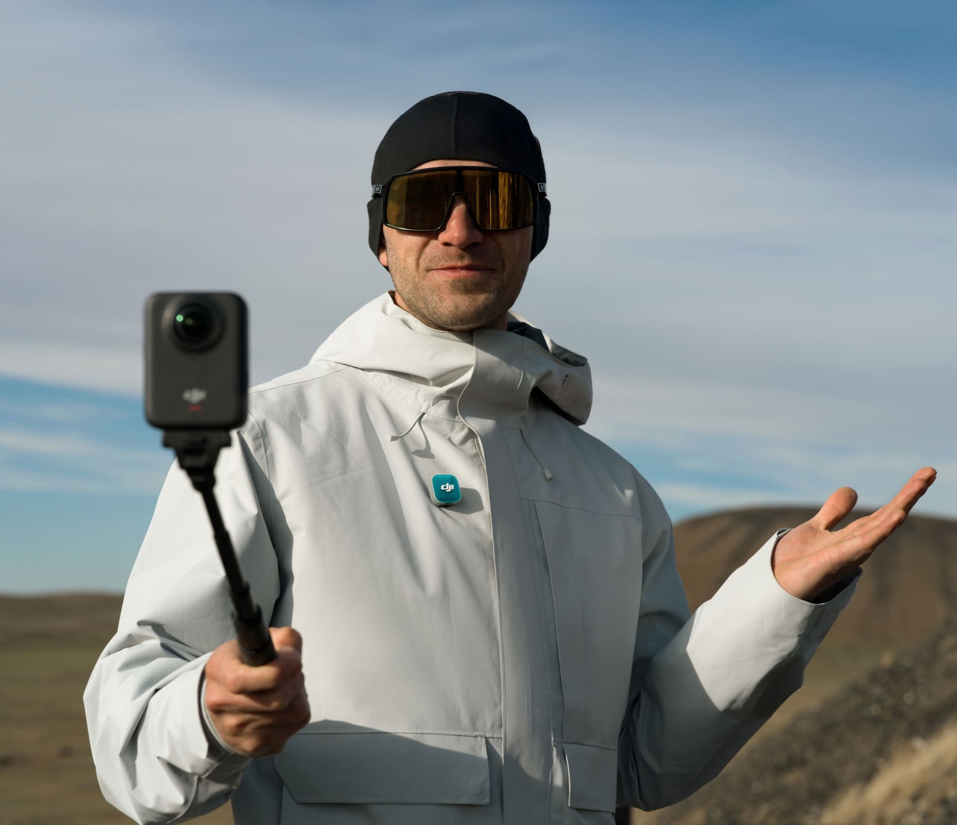 フロントカバーは交換できるマグネット式を採用、さまざまな色のカバーに交換できる