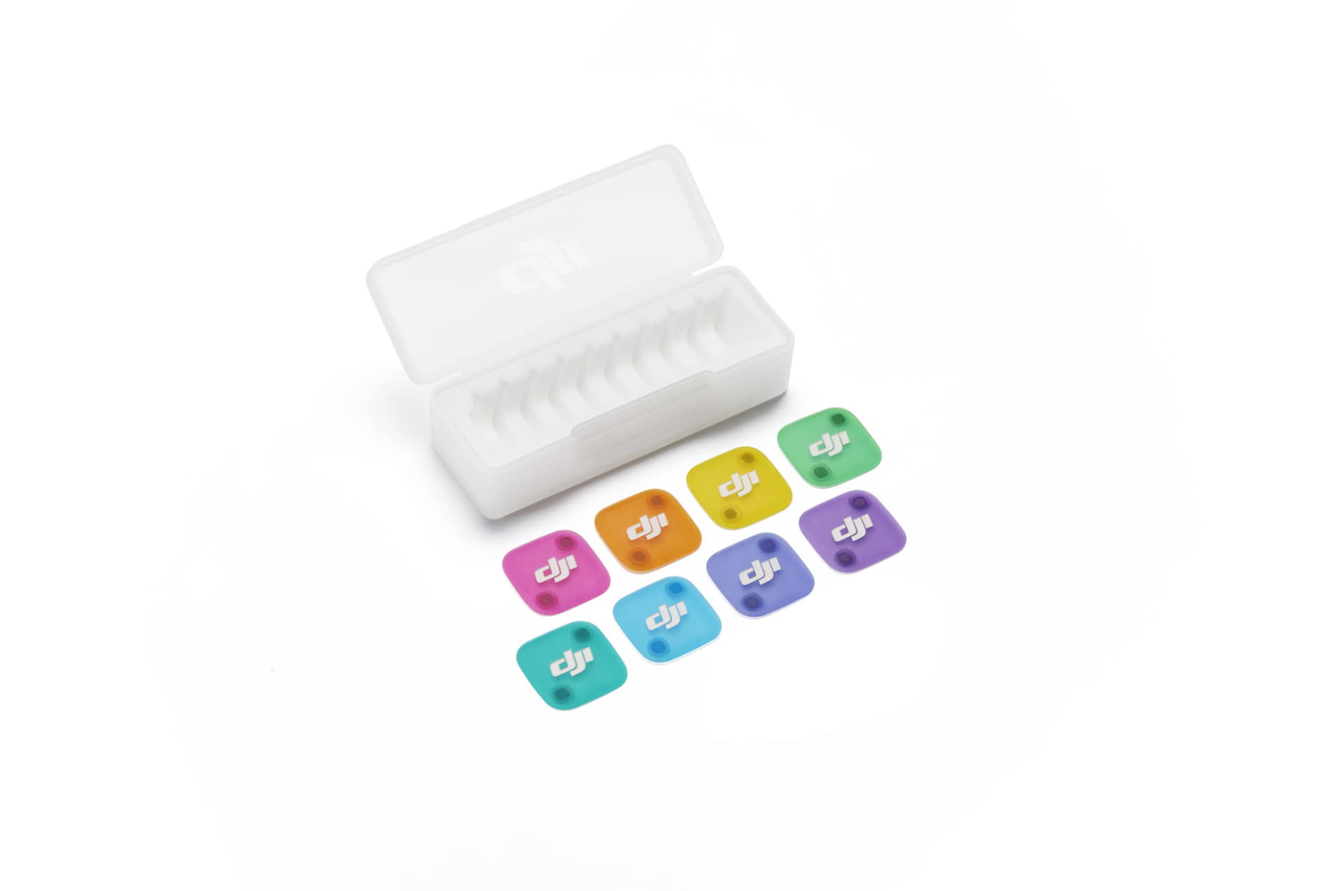 フロントカバーは交換できるマグネット式を採用、さまざまな色のカバーに交換できる