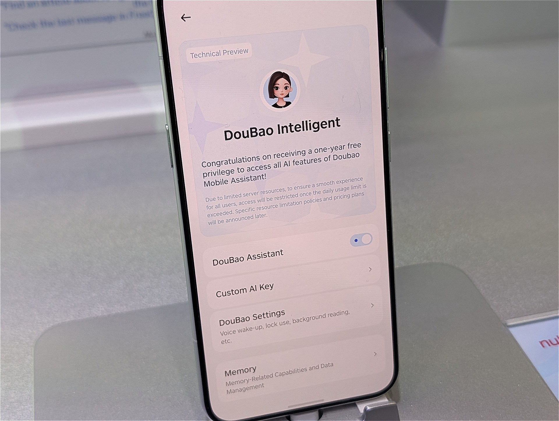 ZTEの「nubia M153」はバイトダンスの「DouBaoアシスタント（AI）」を搭載し、ユーザーがやりたいことを代わって操作するスマホだ（2026年3月、MWC26会場で撮影）