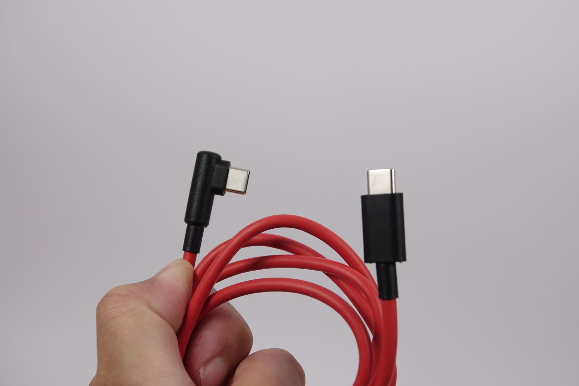 一方がL字型のコネクタとなっているUSB Type-Cケーブル