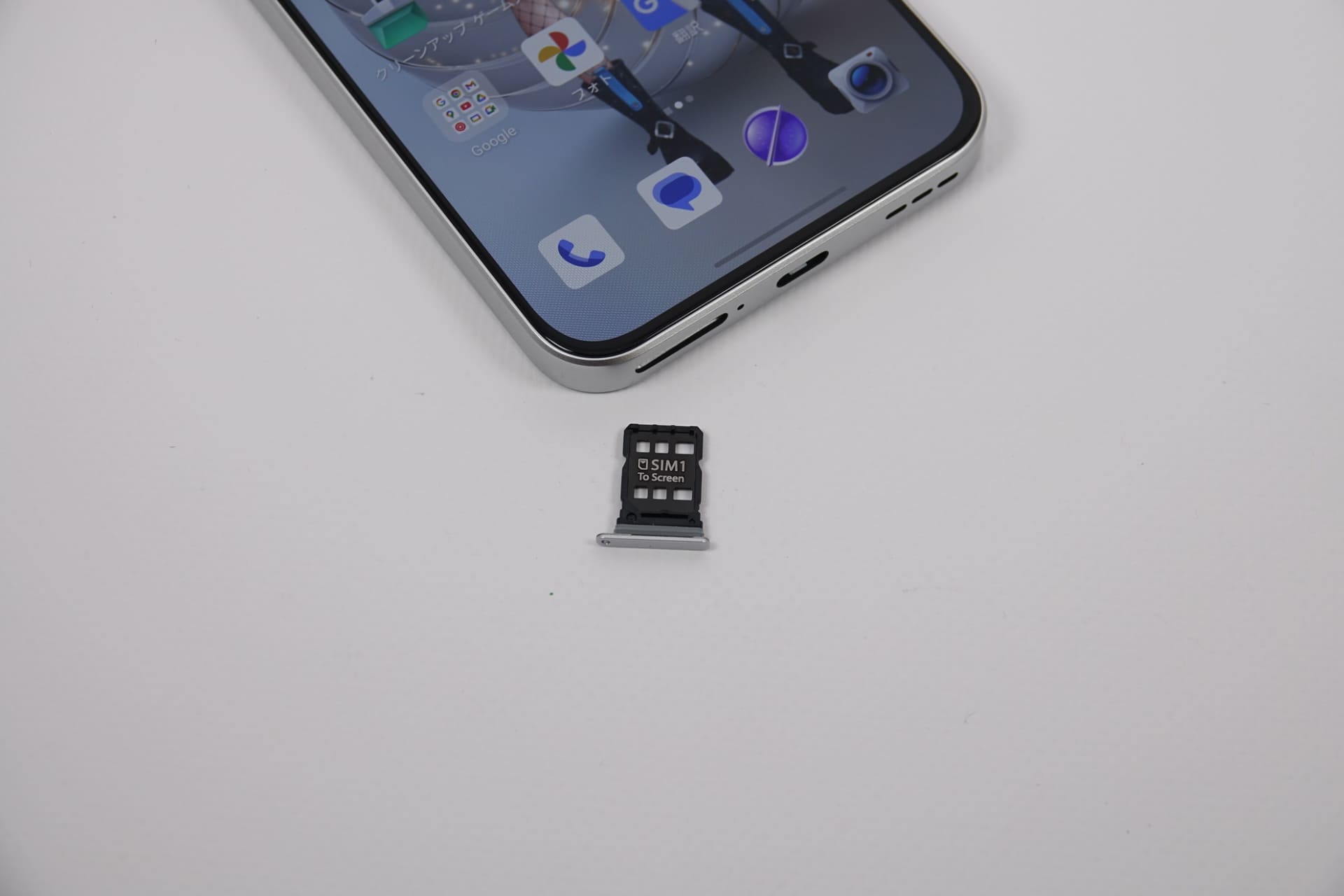 SIMスロットは、表と裏に1枚ずつnanoSIMカードが入る