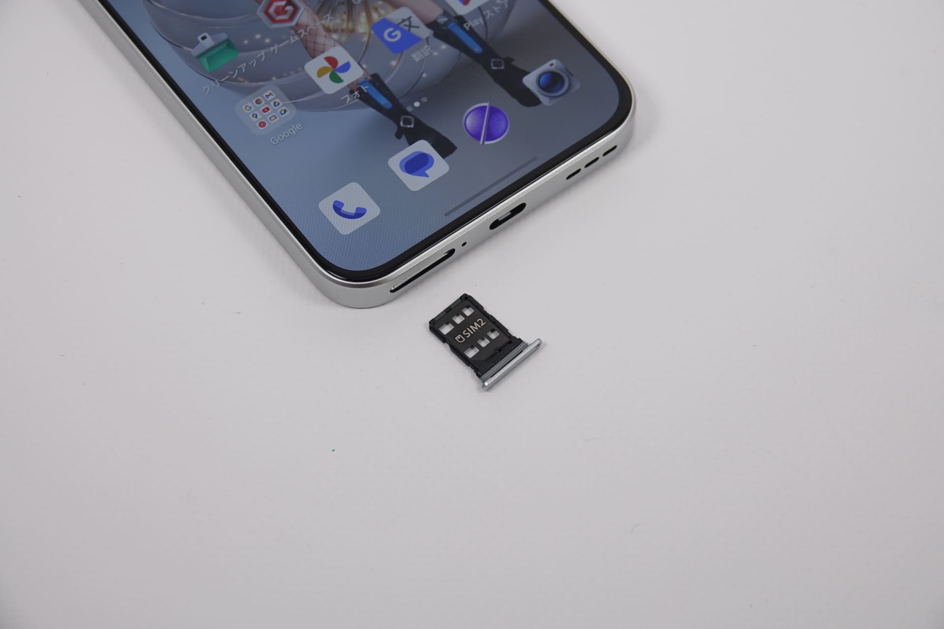 SIMスロットは、表と裏に1枚ずつnanoSIMカードが入る