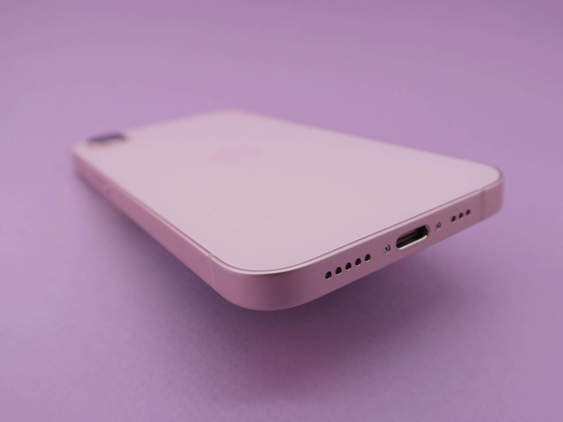 本体下部にはUSB Type-C外部接続端子を備える