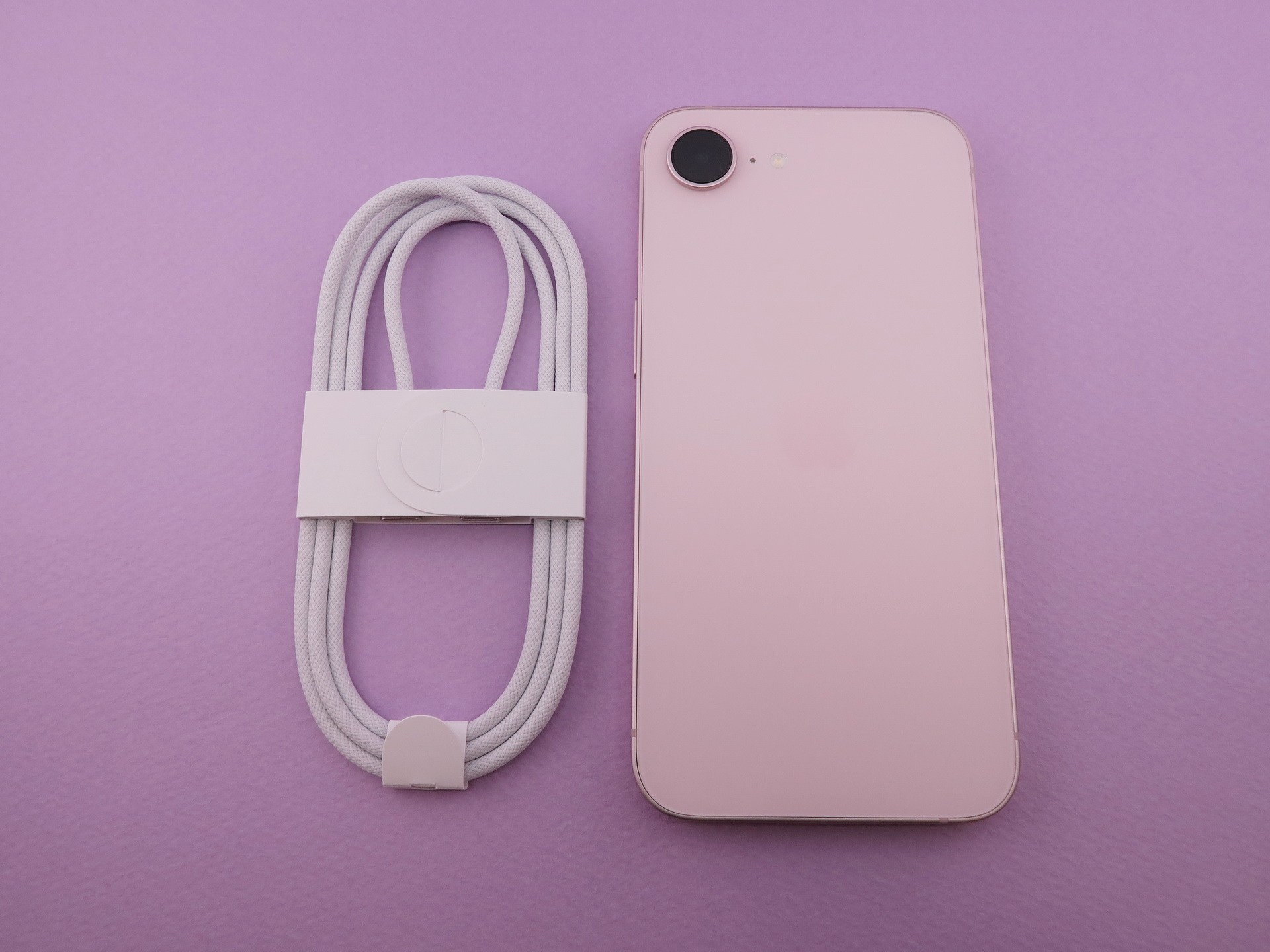 パッケージには本体のほかに、USB Type-Cケーブルが同梱される