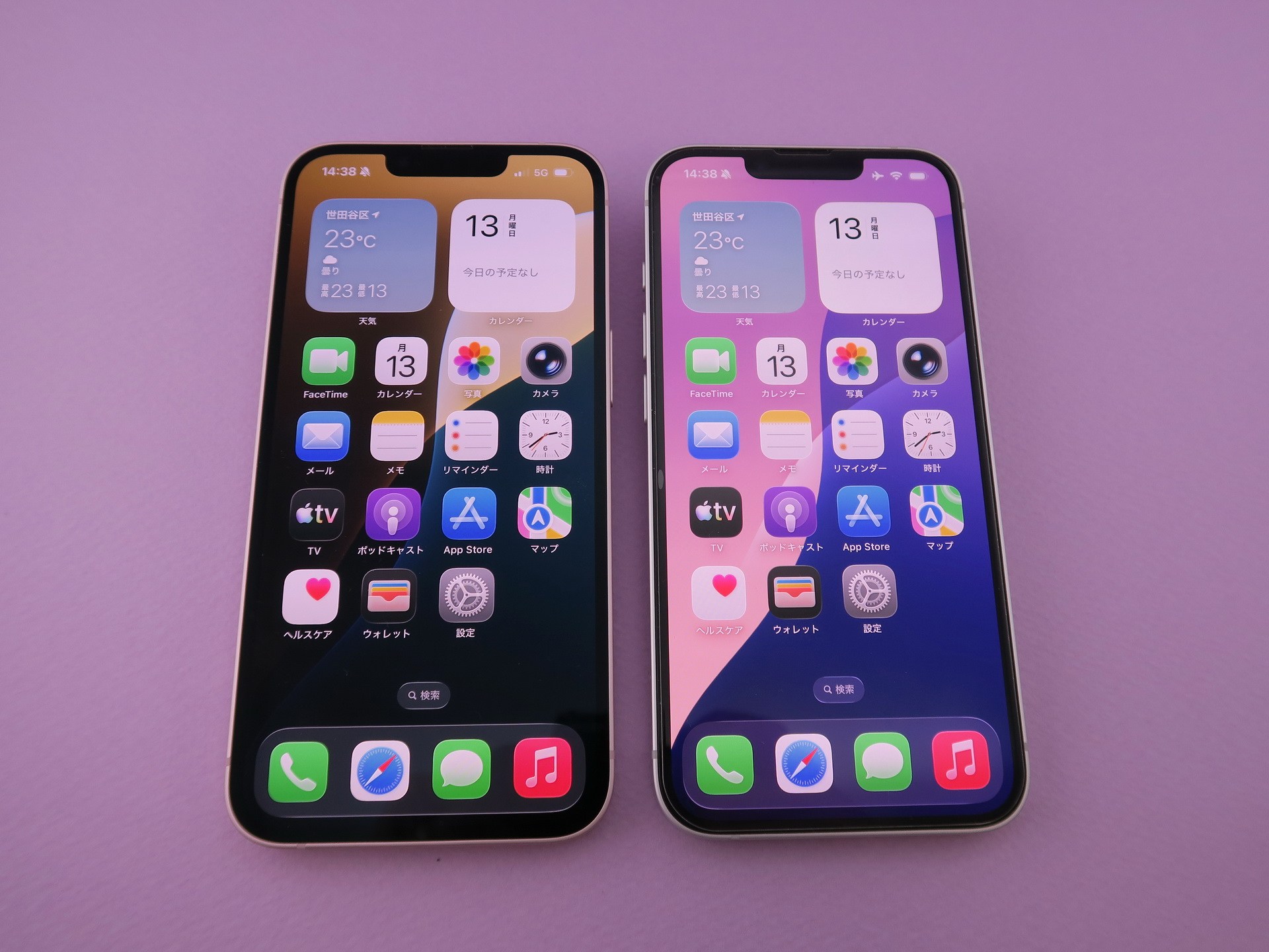 「iPhone 17e」（左）と「iPhone 16e」（右）の前面。まったくの同サイズで、ほぼ見分けがつかない