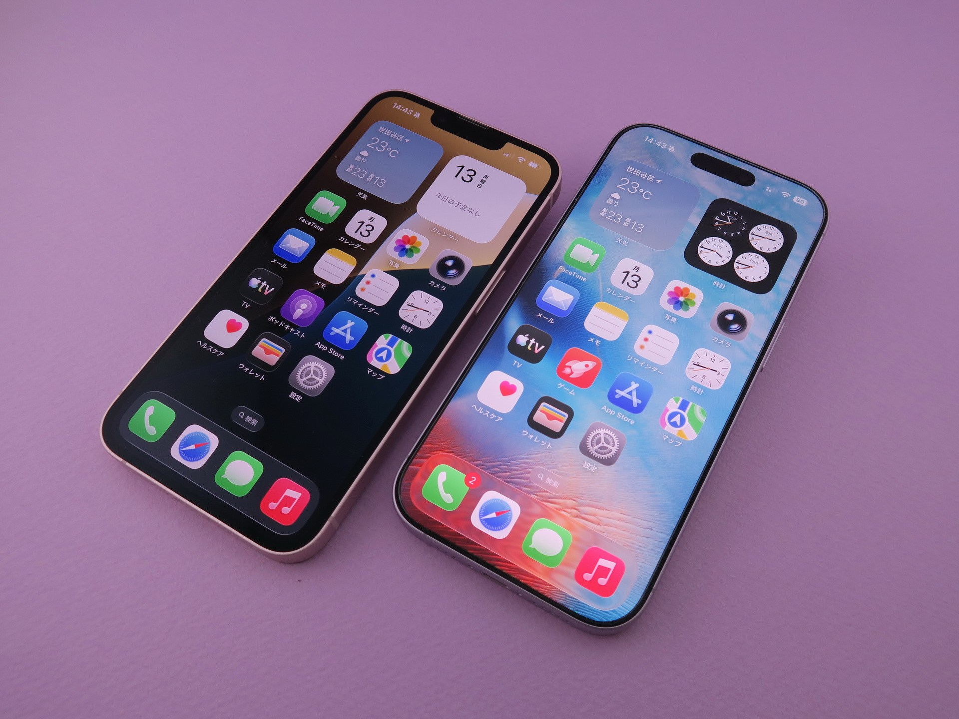 「iPhone 17e」（左）と「iPhone 17」（右）。一括払いの価格は3万円だが、携帯電話各社の端末購入サポートプログラムを利用すると、月々の支払い額の差額は500～800円程度の差しかない。やはり、「iPhoneのライバルはiPhone」だ
