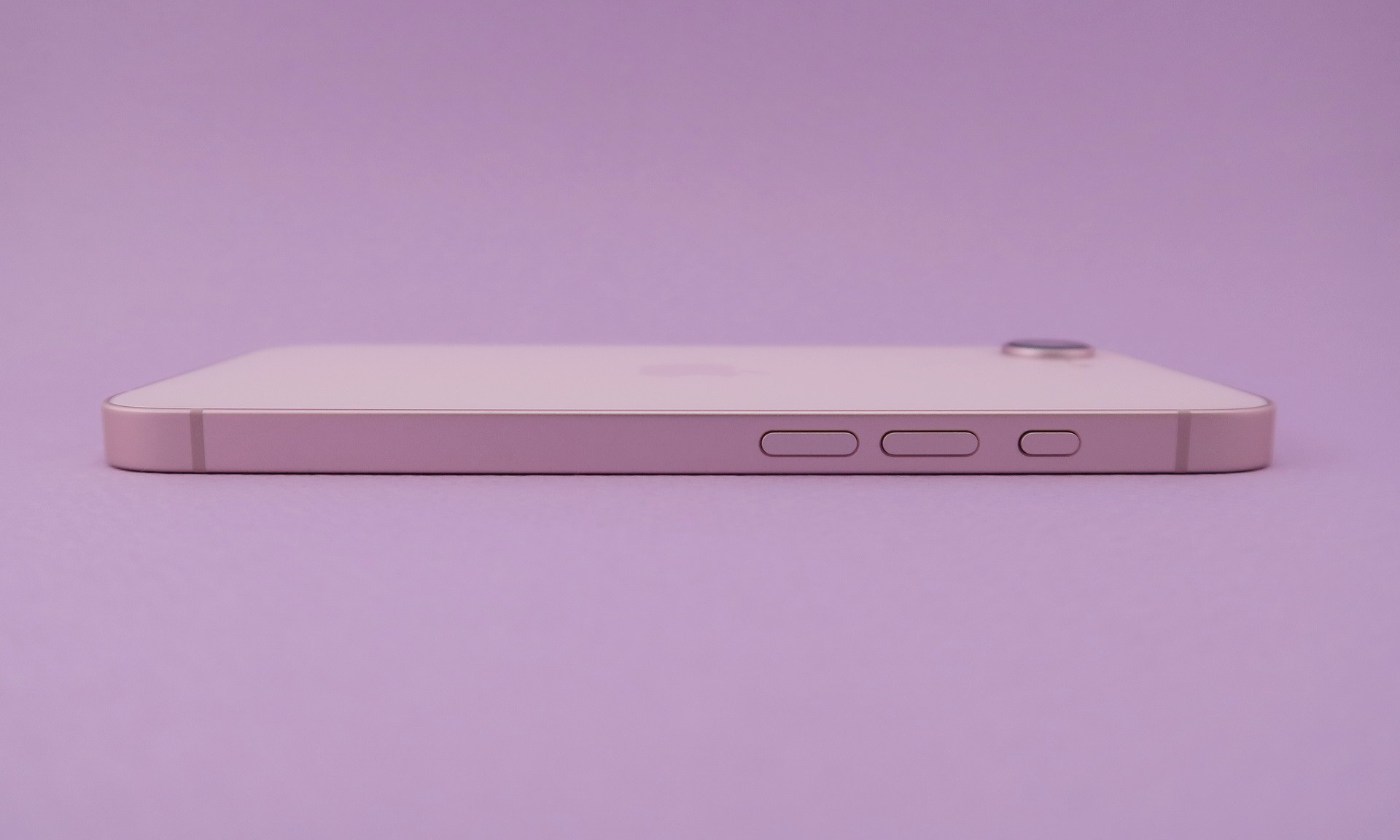 右側面はサイドボタン（電源ボタン）のみ。カメラ部の突起は実測で約1.6mm