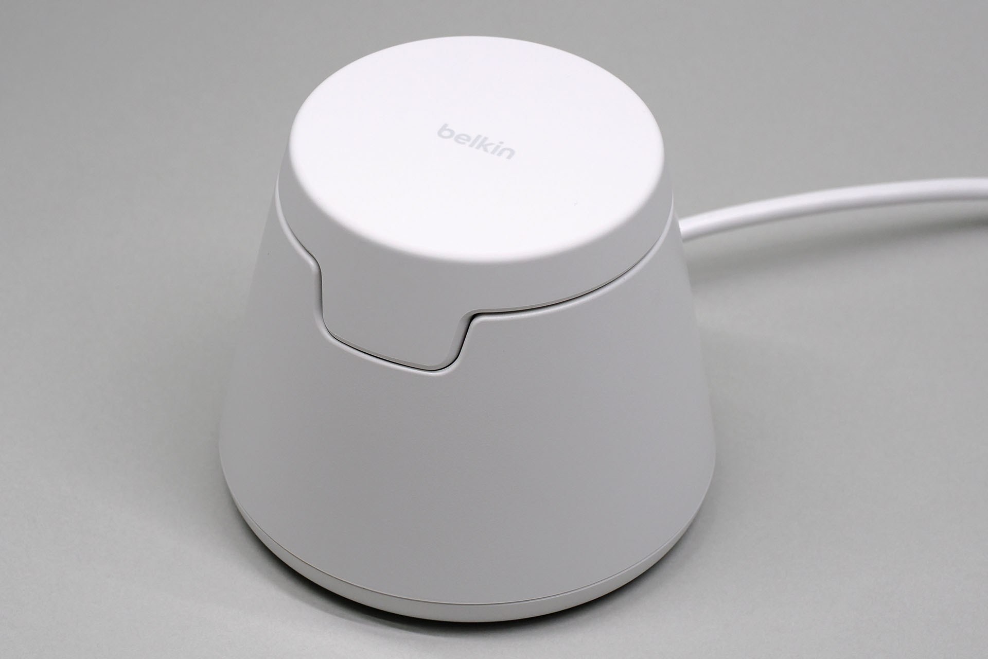 ベルキン「UltraCharge モジュラー充電ドック（Qi2対応、25W）」は3つのデバイスを同時にワイヤレス充電できる充電スタンド。各部を展開していない状態のサイズは7×7.8×10.5cm。この状態でスタンド上部にQi充電対応スマートフォンを置けば充電できる。MagSafeと同様のマグネット吸着充電機構「Magnetic Power Profile」も備えている