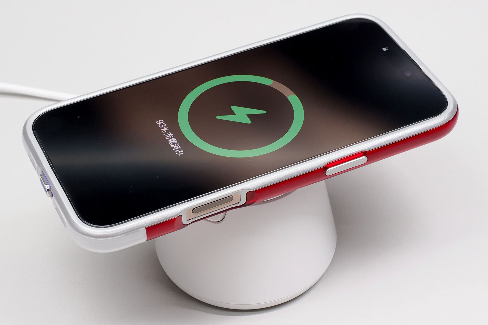 ベルキン「UltraCharge モジュラー充電ドック（Qi2対応、25W）」を最もコンパクトにした状態では、上向きになっているスマートフォン向けの充電パッド（Qi2 25W対応）にQi充電対応スマートフォンなどを置けば充電できる。ここにQi充電対応イヤホンケースなどを置いても充電できる