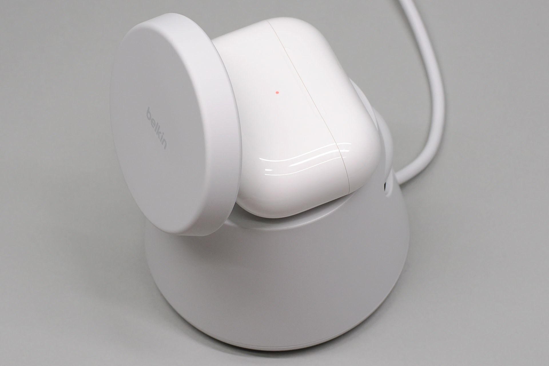 スマートフォン向けの充電パッドを立てた状態で現れるのが、Qi充電対応イヤホンケース向けの充電パッド。現在では多くのワイヤレスイヤホンケースがQi充電対応で、ここに置くだけで充電できる