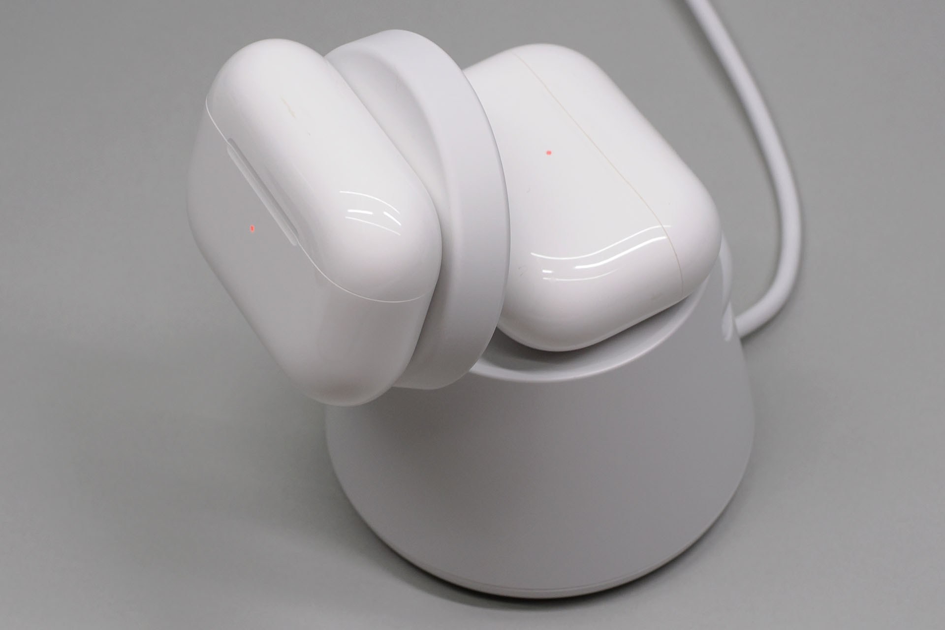 イヤホンケース向け充電パッドでイヤホンケースを充電しつつ、MagSafe対応AirPods Proをスマートフォン向け充電パッドに吸着させて充電することもできる。MagSafe非対応のケースをMagSafe対応にするカバーのようなグッズも多々出ているので、この充電スタンドで2台のイヤホンケースを充電するというのもけっこう現実的だ