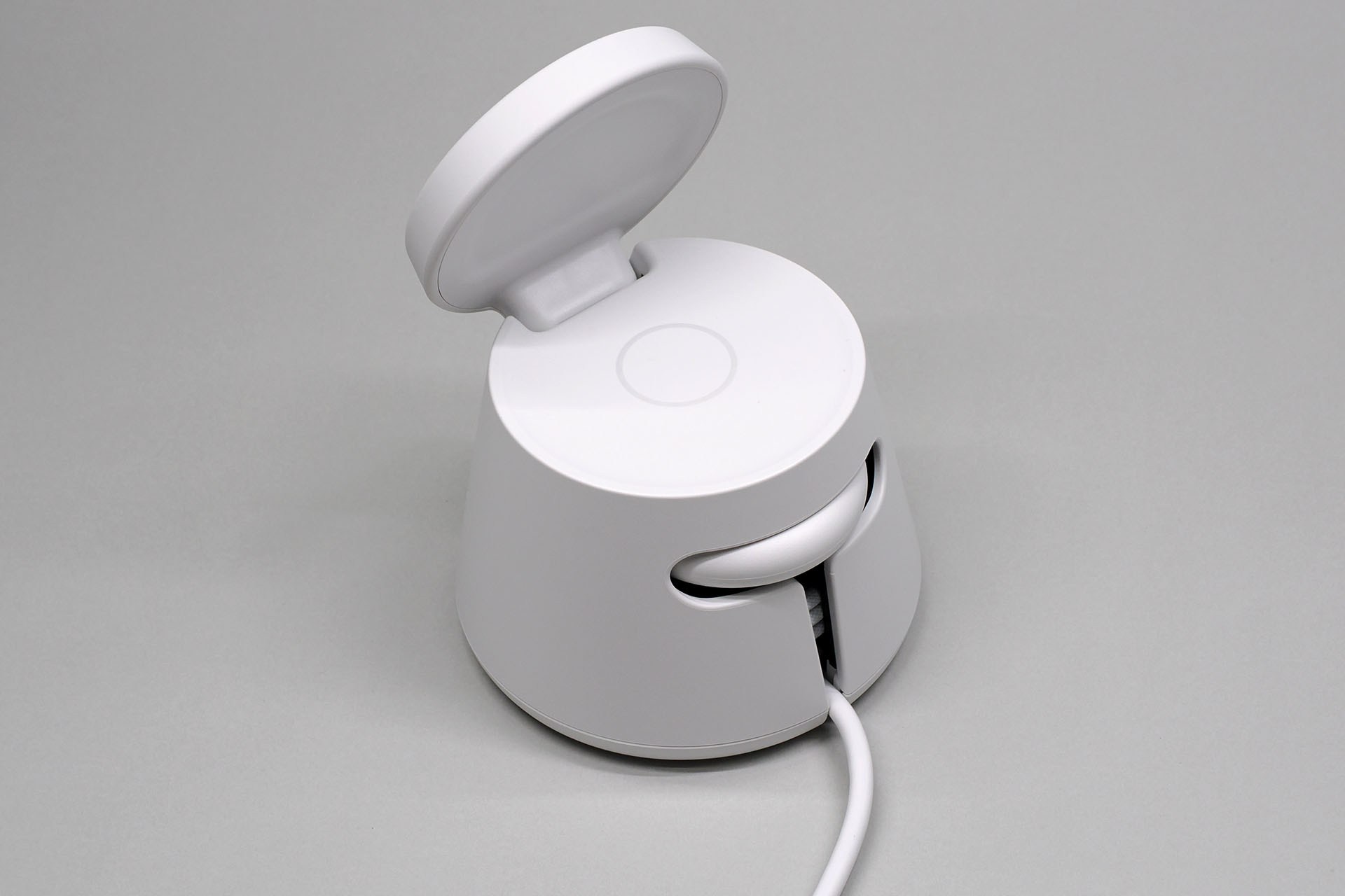 この充電スタンドの後部には、スマートウォッチホルダーがある。ホルダーはスプリングラッチにより出し入れできる