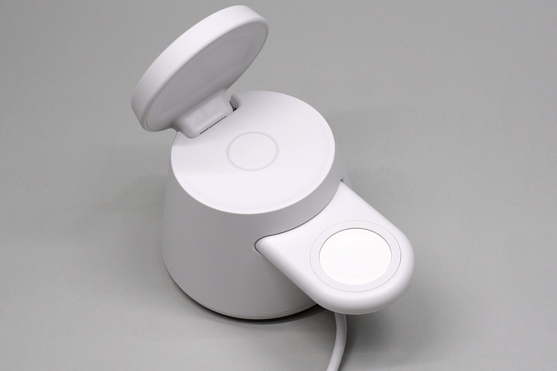 格納された状態のスマートウォッチホルダーを指で押すと、シャッという感じでスプリングによりホルダーが飛び出す