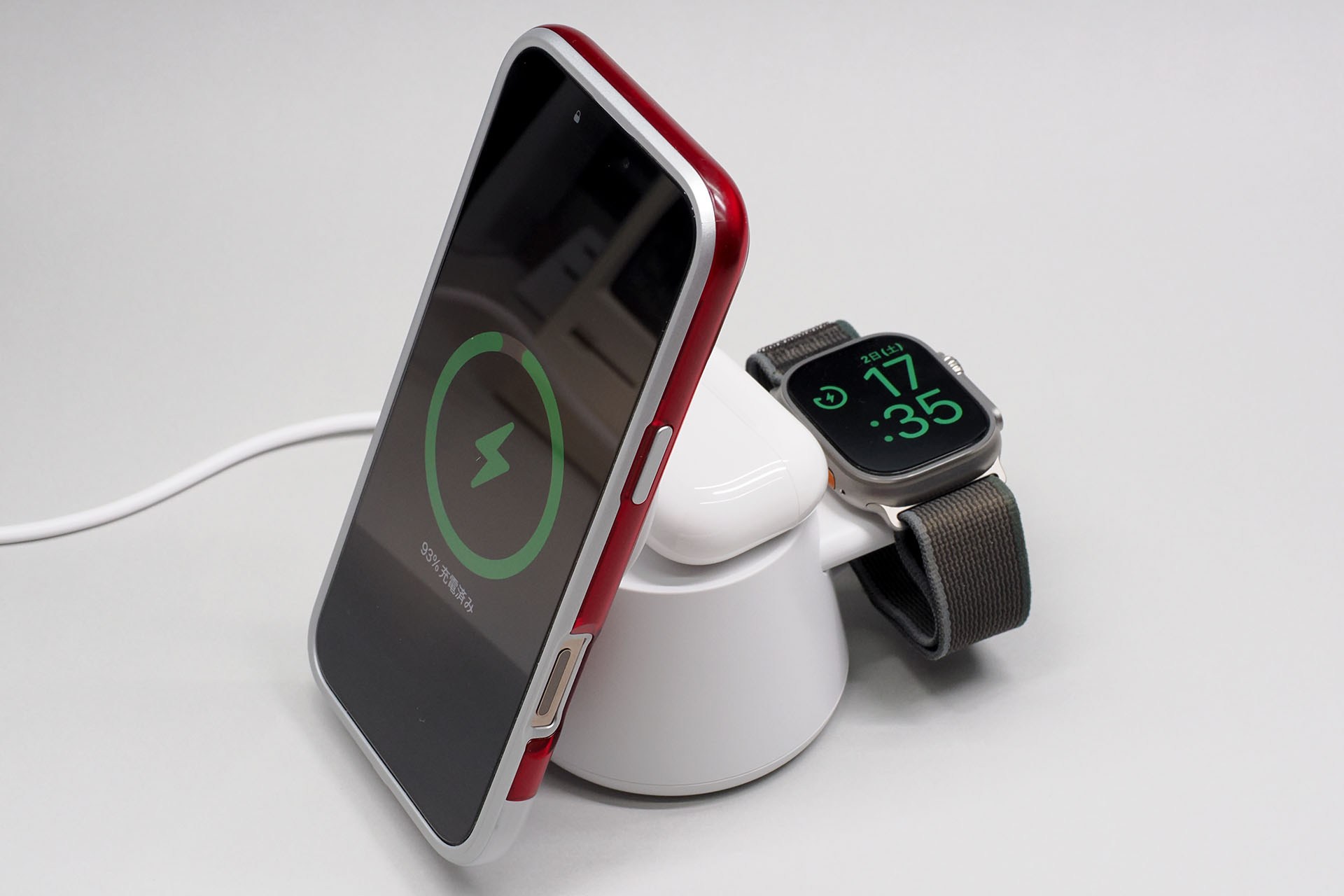 スマートフォン、イヤホン、スマートウォッチを同時に充電できる