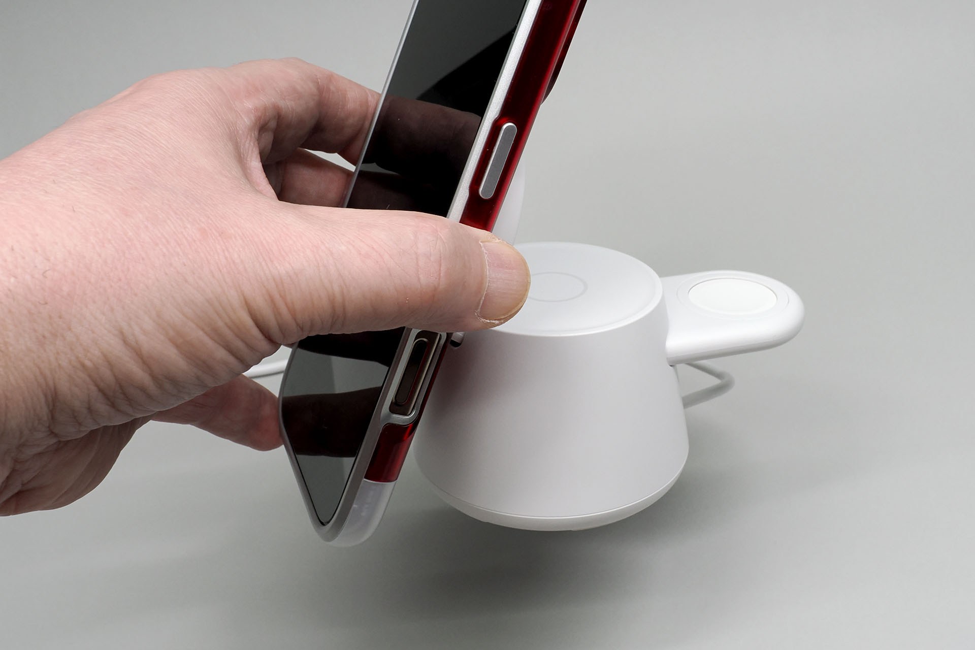 MagSafe対応ケースや端末にもよるが、充電台がスマートフォンにくっついて持ち上がったりもする