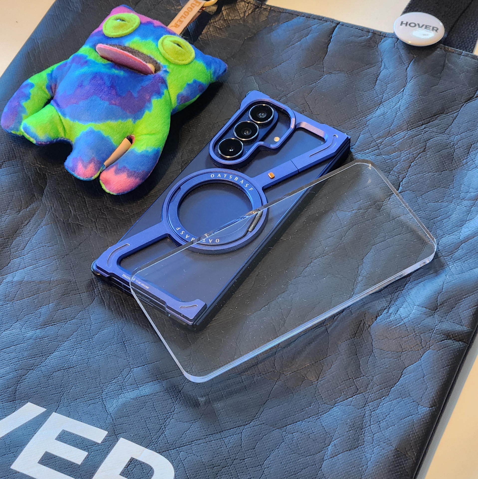 透明なアクリル製ダミースマホ。機能はゼロだ