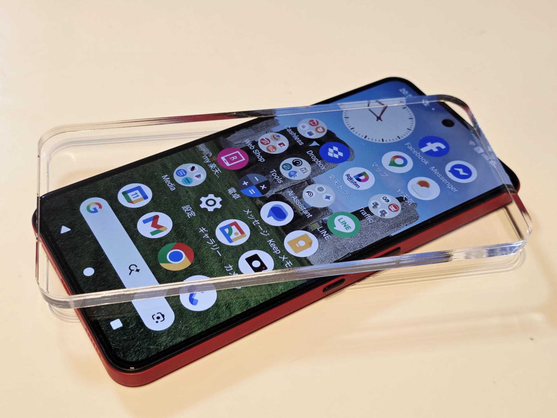 スマホの上に置くとサイズ感がよく分かる