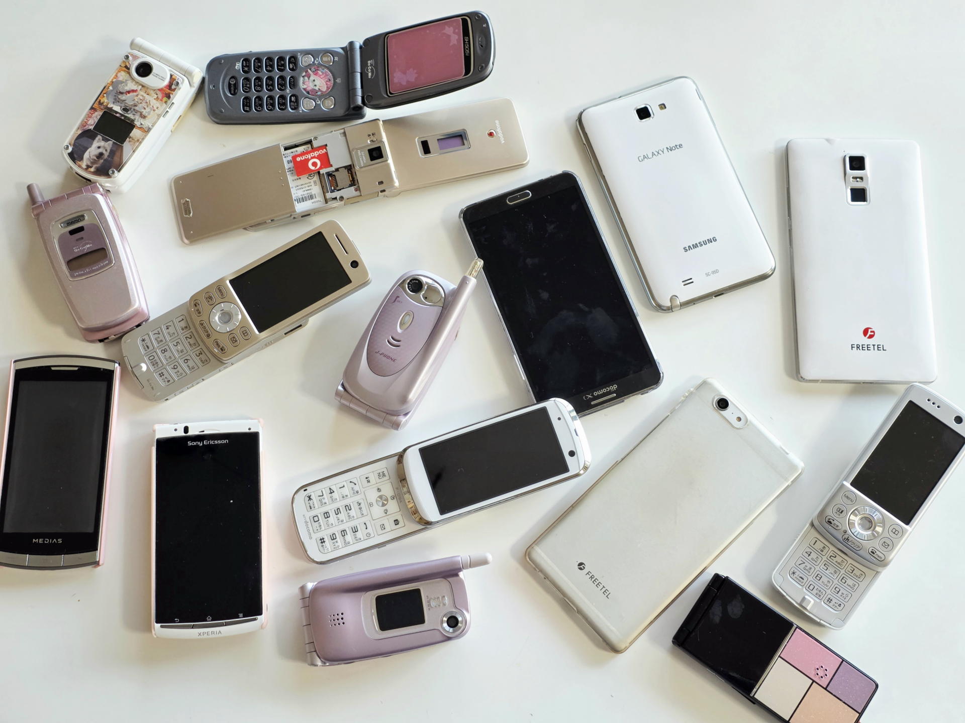 昔の携帯電話を並べると時代の変化を感じる