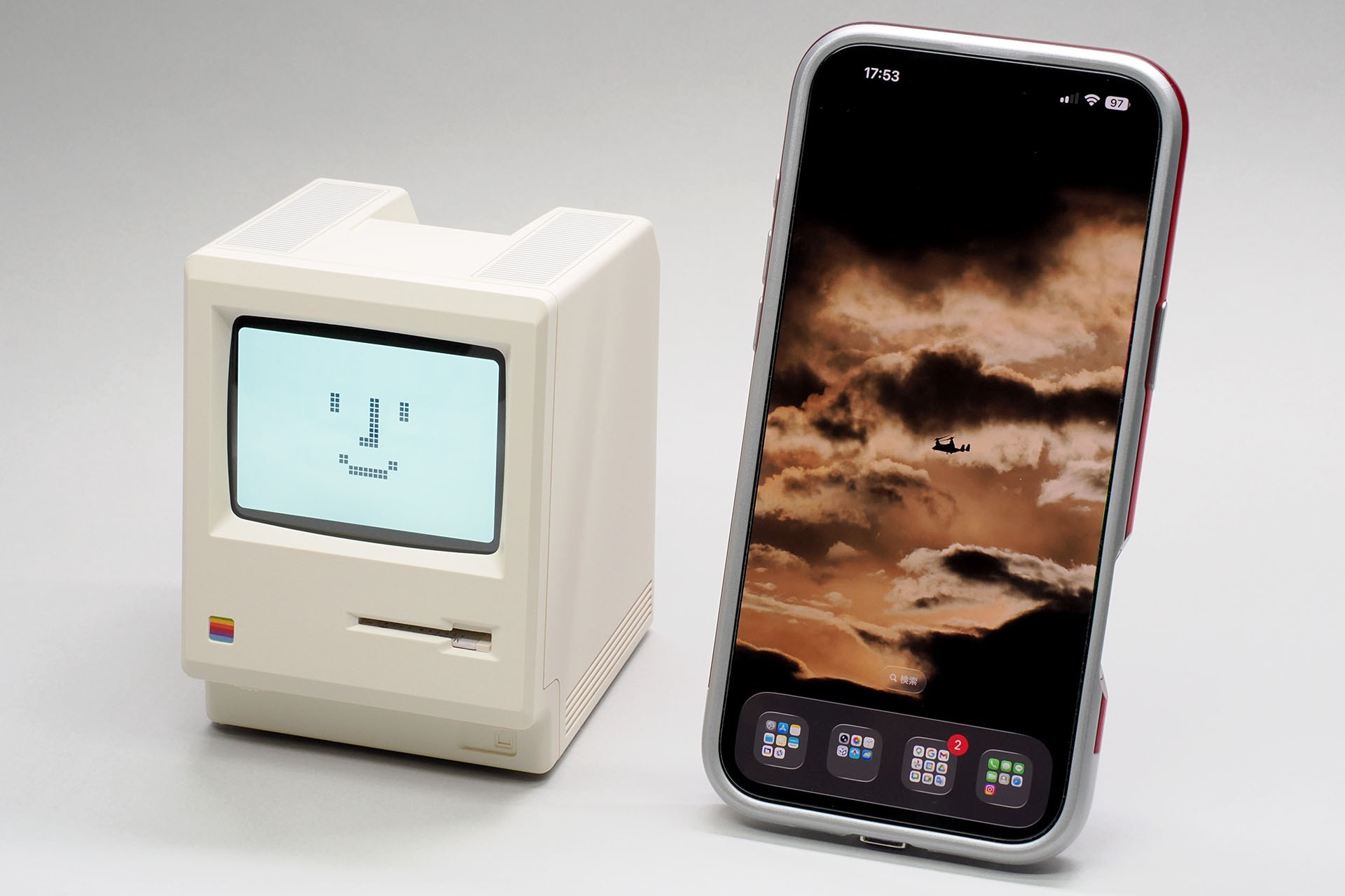 MaclockとiPhone 16 Pro Maxを並べた様子。フィギュアとしてのMaclockはけっこう大きめだ。