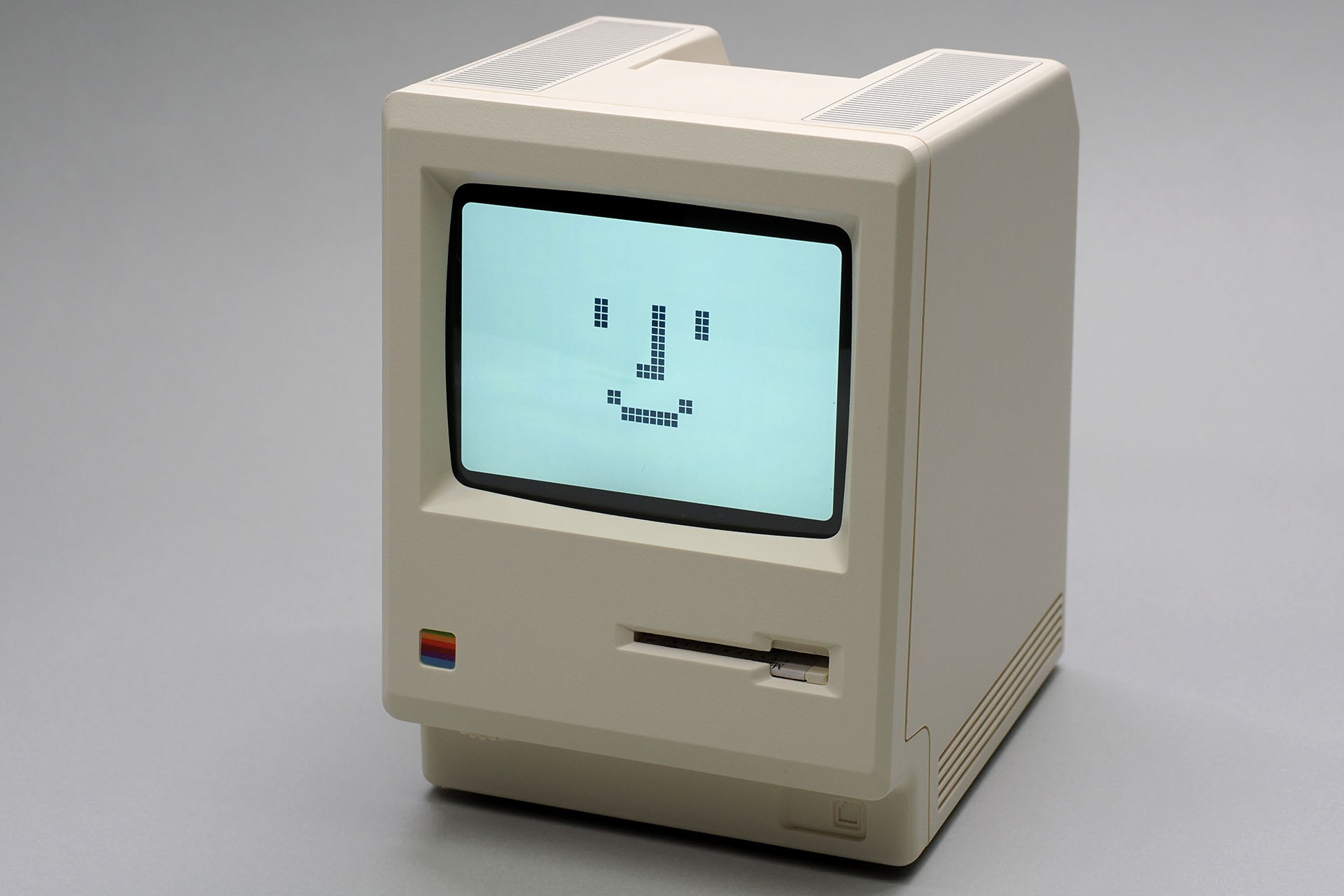 システムディスクをスロットに挿して電源を入れると、「Happy Mac」と呼ばれる「あの笑顔マーク」が表示される。電源オン時はバックライトが消灯状態だが、本体上部をタッチするとバックライトが点灯する。画面表示はCRT（ブラウン管）を模したもので、画面周囲が黒くカーブを描いている。画面前面も曲面になっているという凝りようだ。