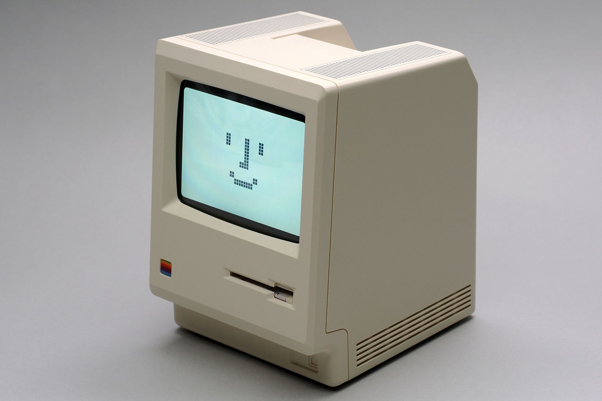 初代Macintoshのプロポーションが見事に再現されている。