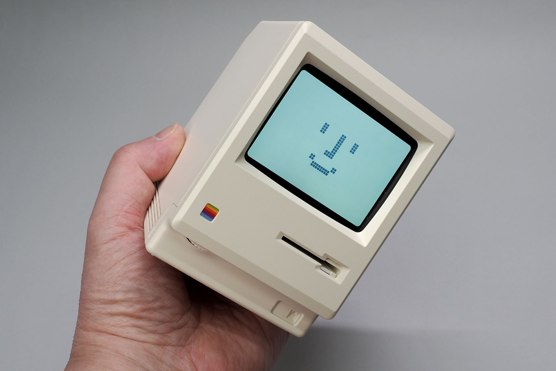 Maclockを手に持った様子。初代Macintoshの実サイズとザッと比べると、Maclockは1/3サイズのフィギュアだ。