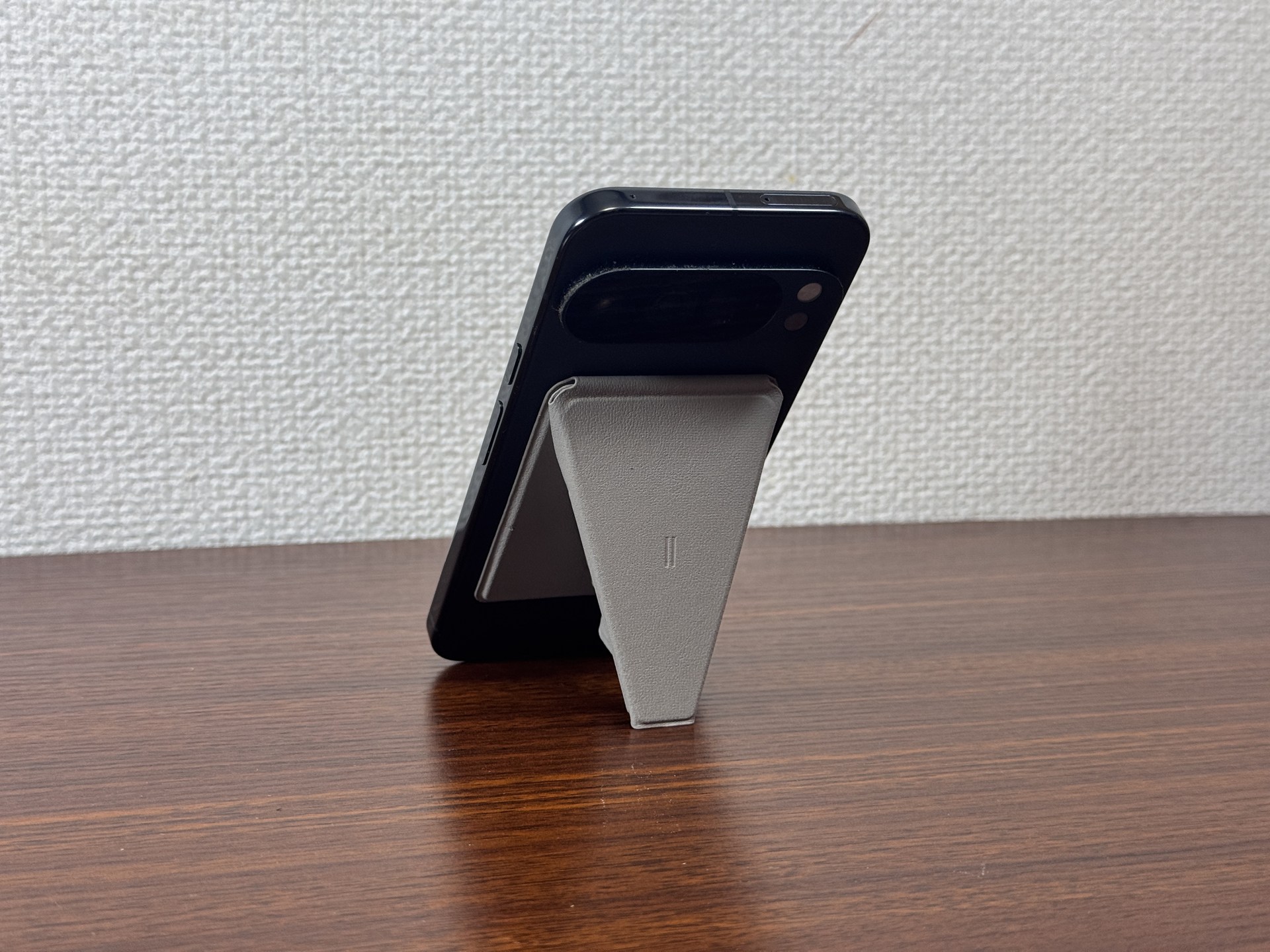 最も基本のポートレートモード。デスク横などに立てかけて置ける