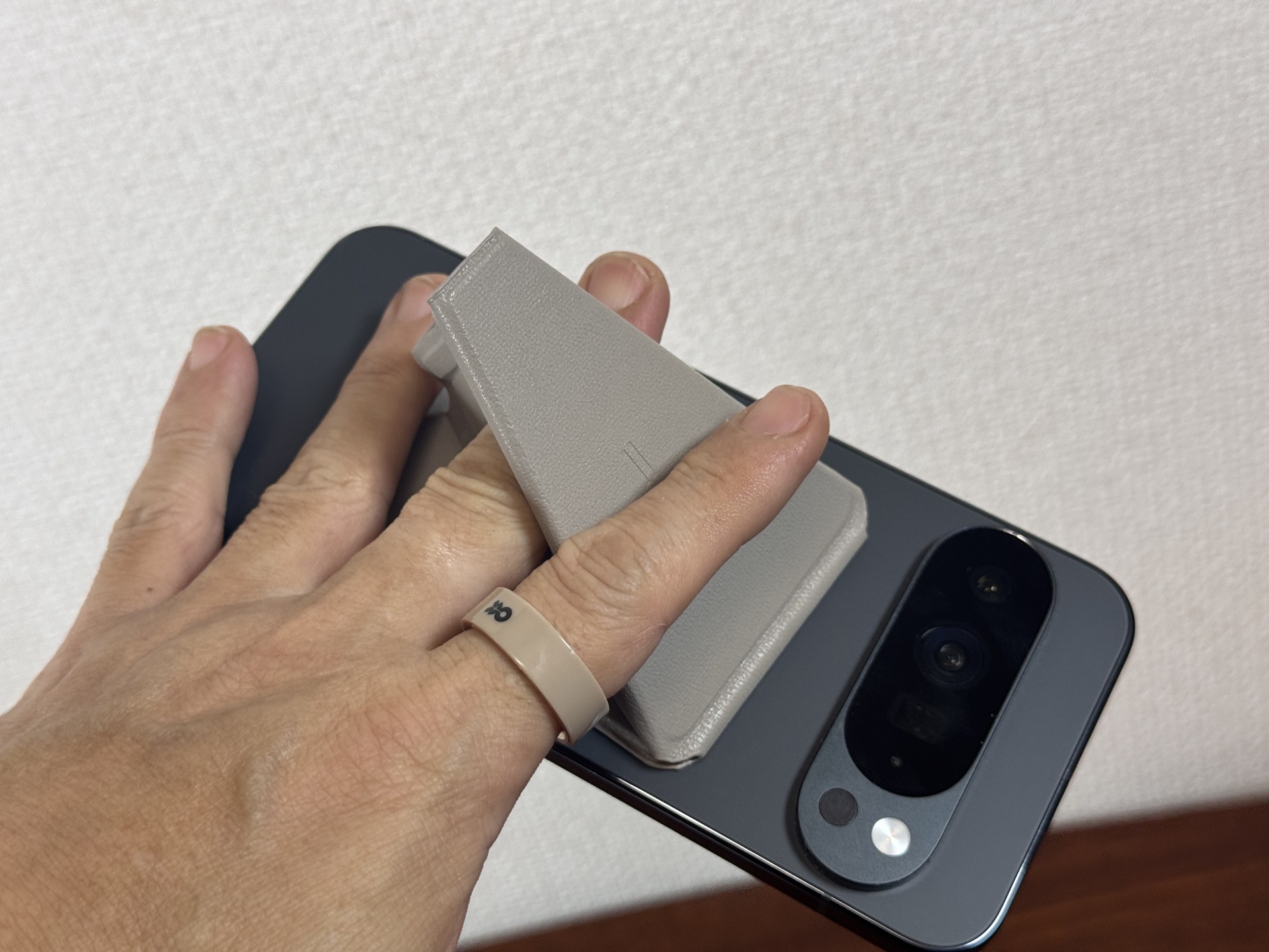 中指を穴に通して薬指で固定することでしっかりグリップできる