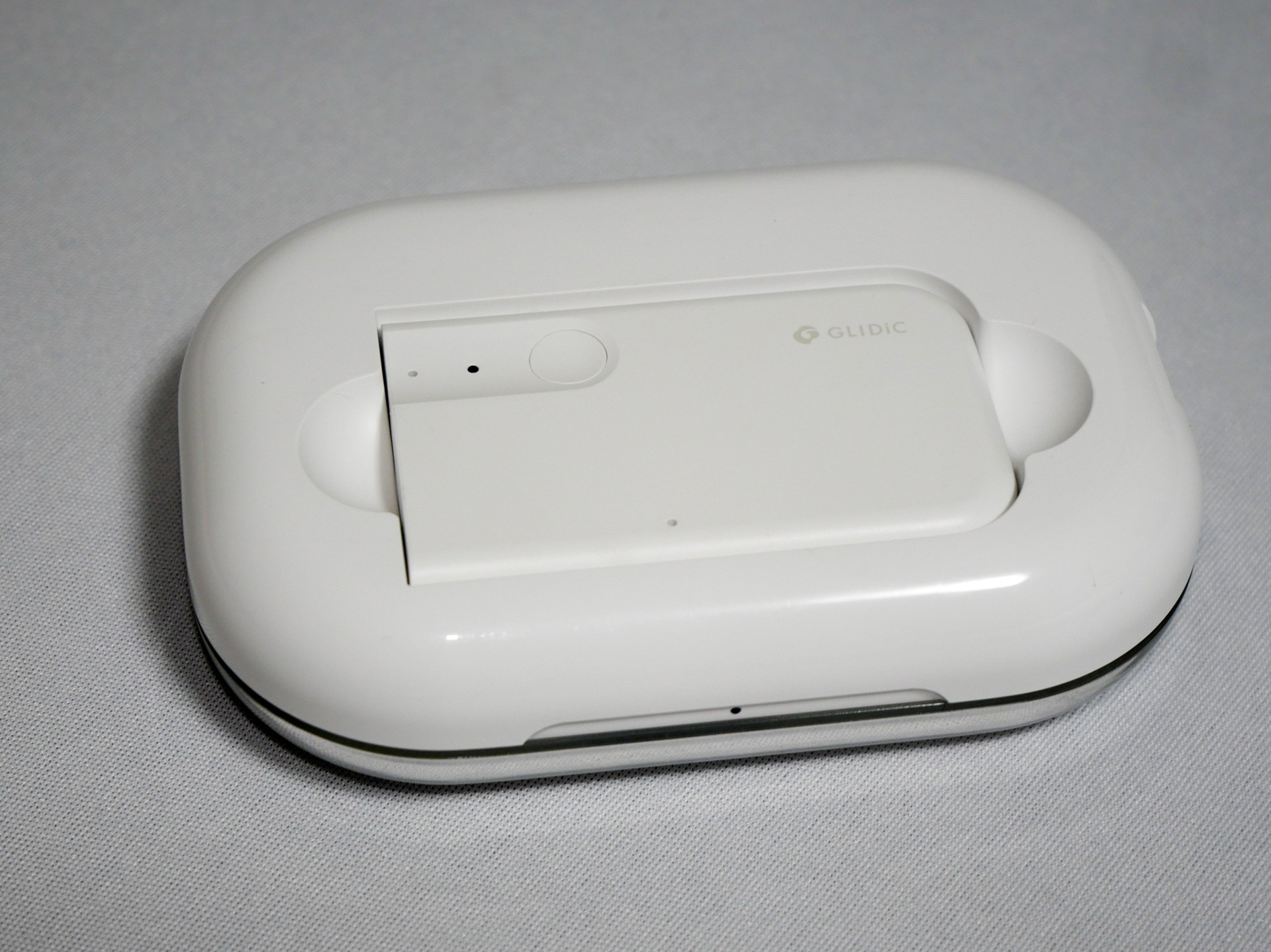 充電ケースを裏返すと、レコーダーが備わっているのが分かる