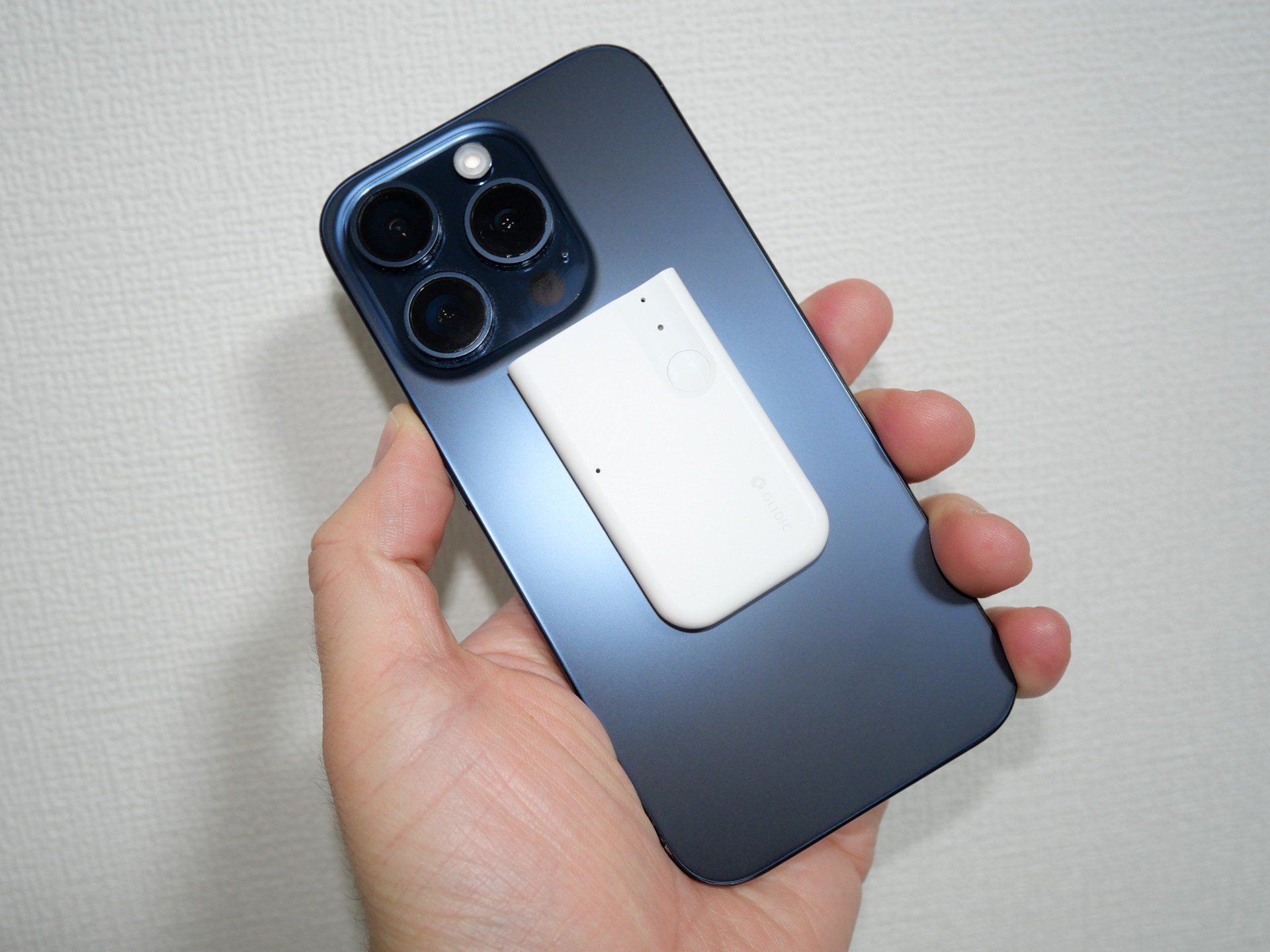レコーダーはMagSafeに対応しており、スマホ背面に貼り付けて使用できる
