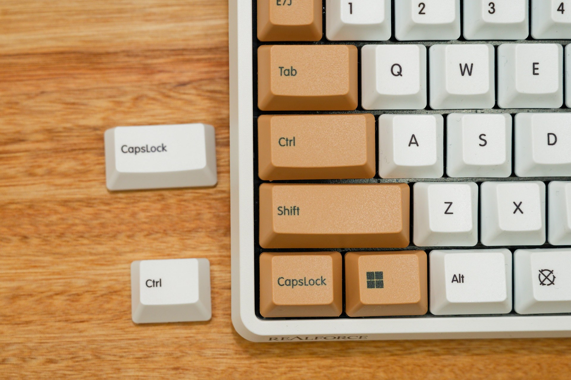 CtrlとCapsLockのキー割り当て交換にも対応するキーキャップが同梱