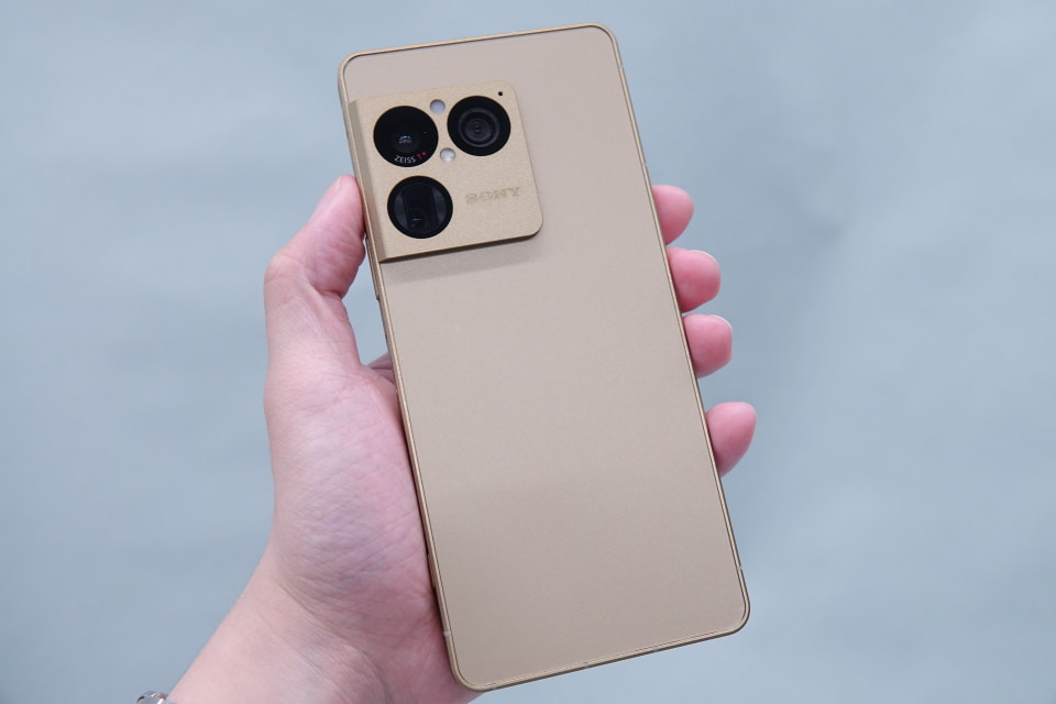 ソニーが「Xperia 1 VIII」発表、デザイン刷新・望遠センサー4倍大型化