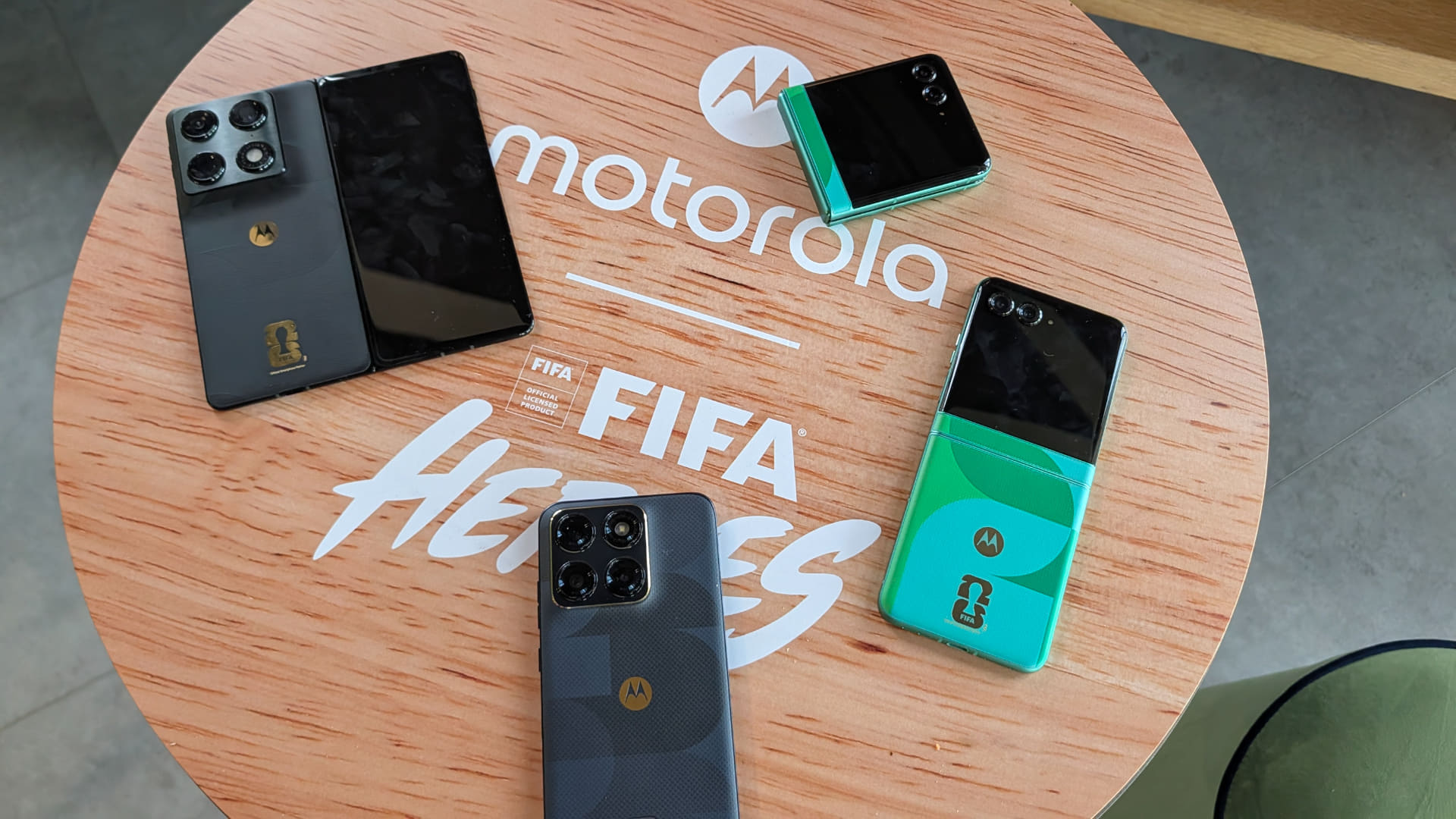MWC26で展示されていた、モトローラの「World Cup 26 Edition」スマートフォン