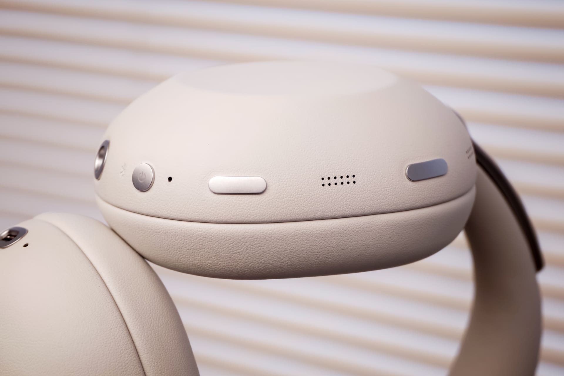 左から「電源・ペアリング」「ノイズキャンセリング/アンビエント切替」「リスニングモードボタン」