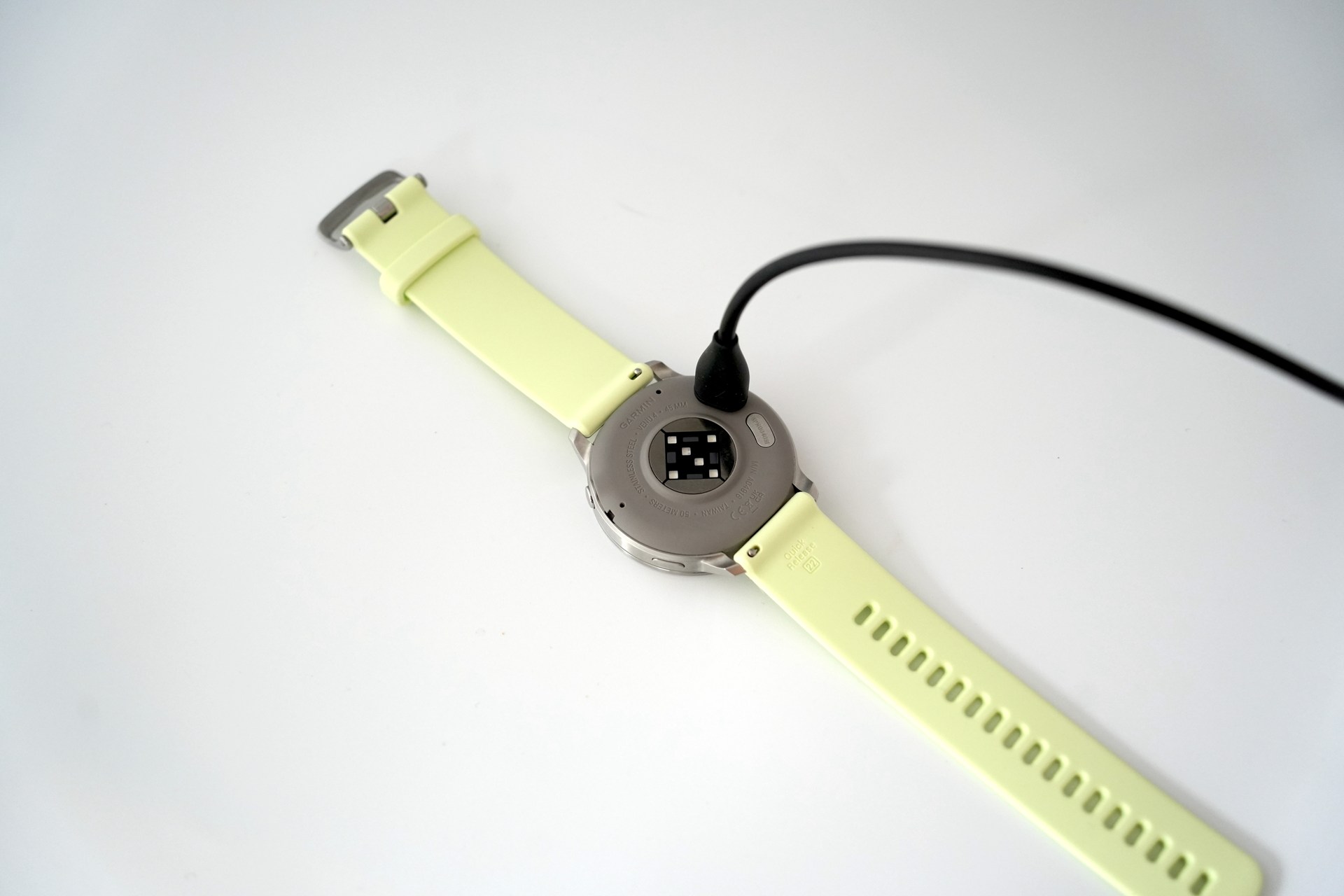 充電は付属のケーブルで行う。しっかり差し込むタイプなので、充電中に外れる心配がない
