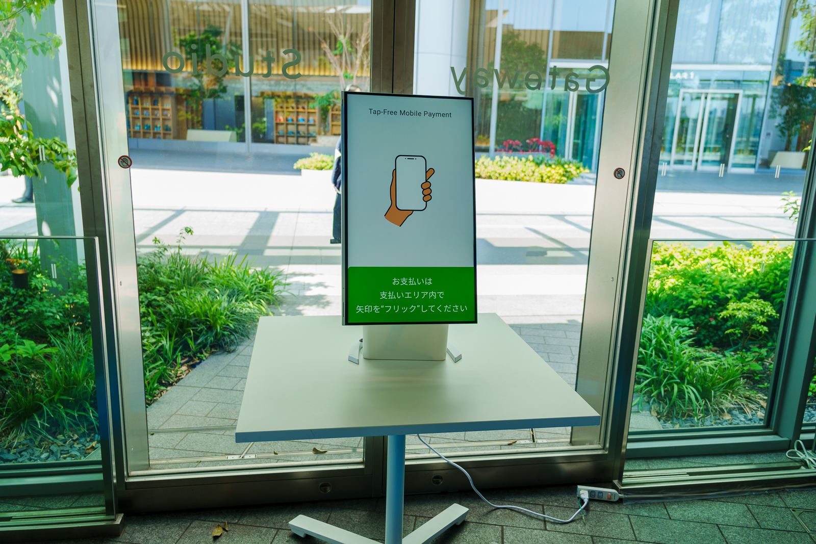 こちらのレジ端末にもUWBを内蔵しており、スマートフォンと通信を行って決済する
