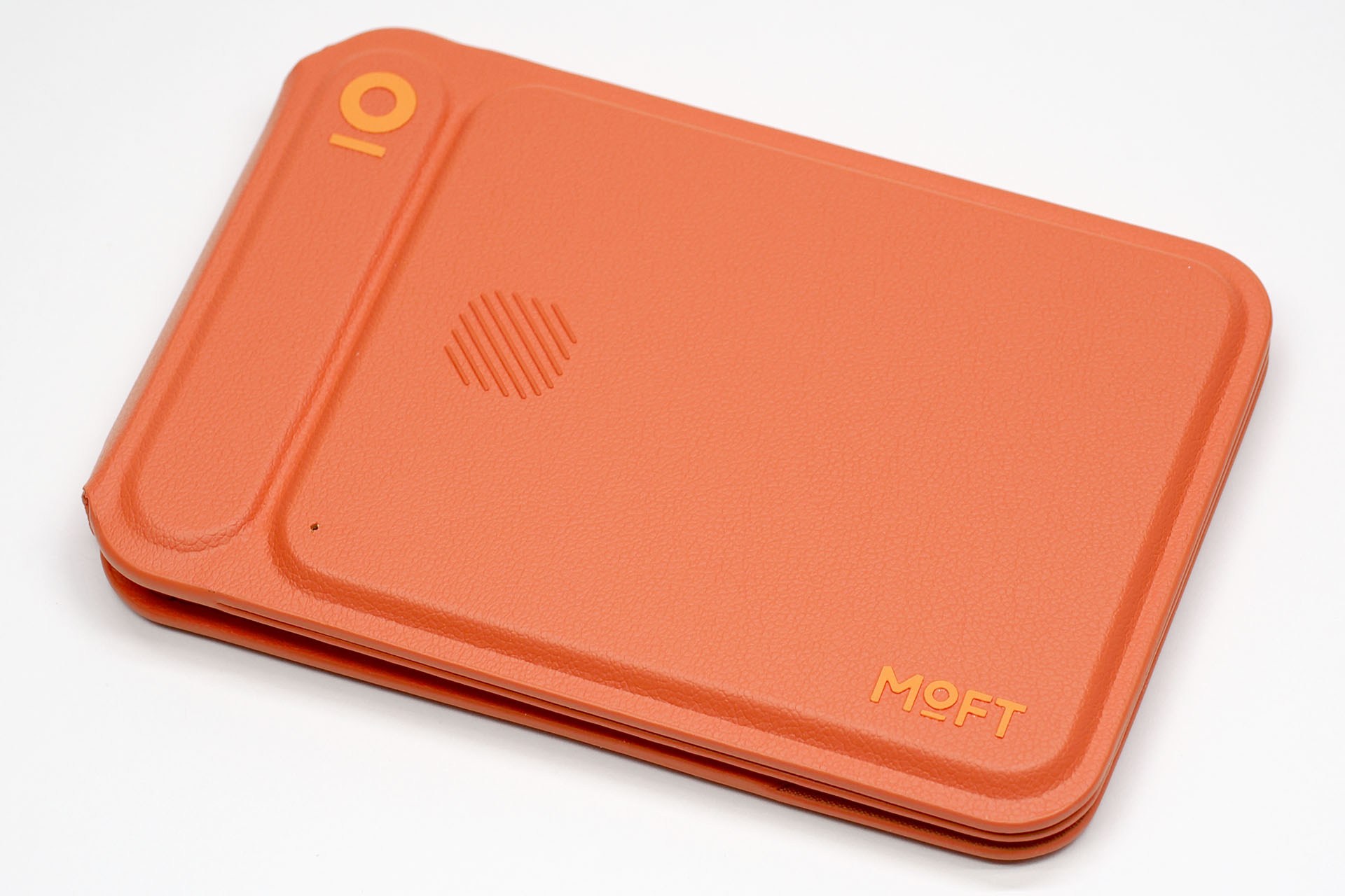 こちらが「MOFT 8-in-1多機能スタンド-MagSafe・紛失防止（Find My）対応」。MOFTが出している多機能スタンドの最新版、みたいなイメージ。機能てんこ盛りで、MOFT Japan直販価格は9480円。写真はサンライズオレンジだが、これ以外にジェットブラックやミスティグレーのカラーがある。