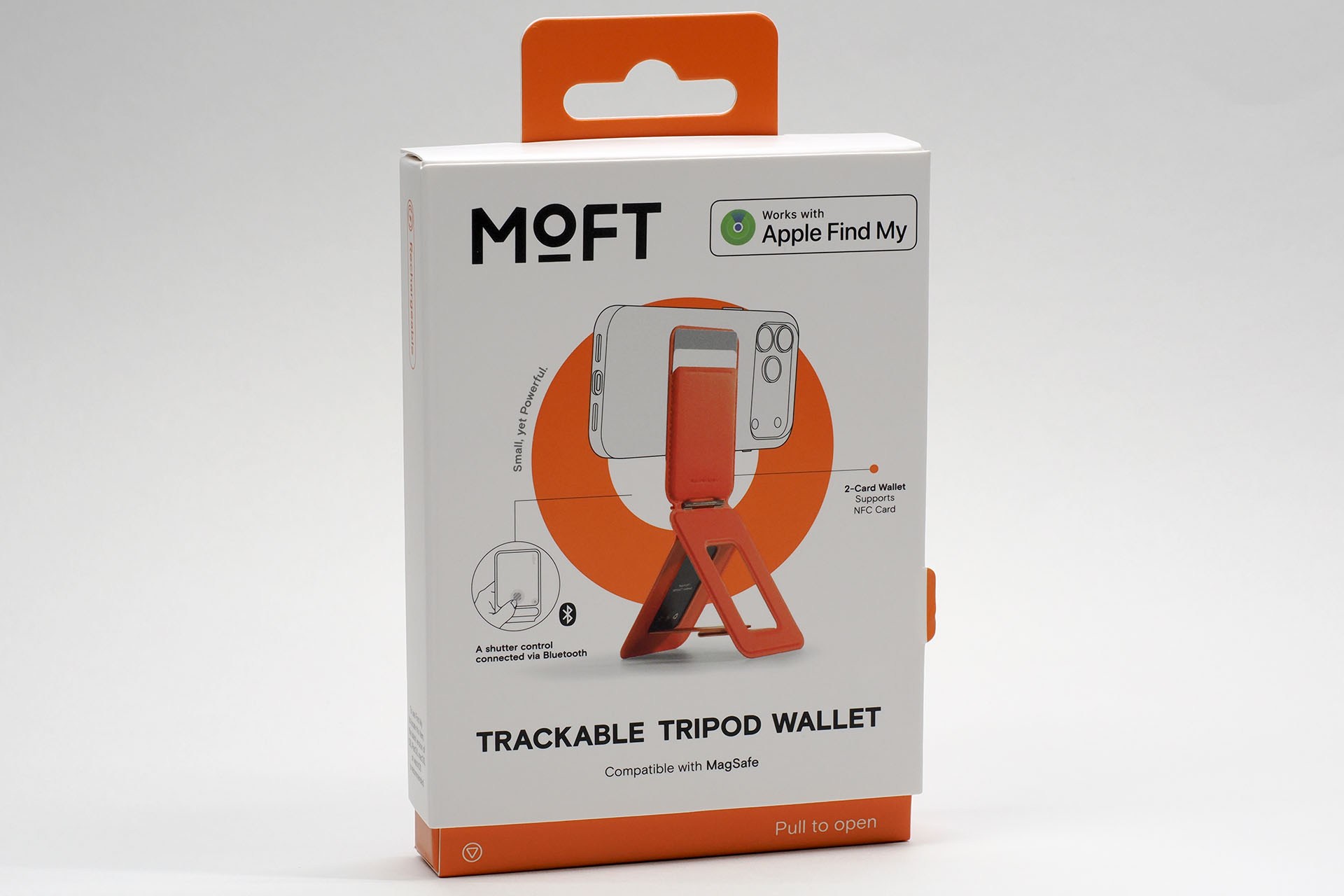 製品パッケージ。英語圏での製品名は「MOFT Trackable Tripod Wallet」のようだ。